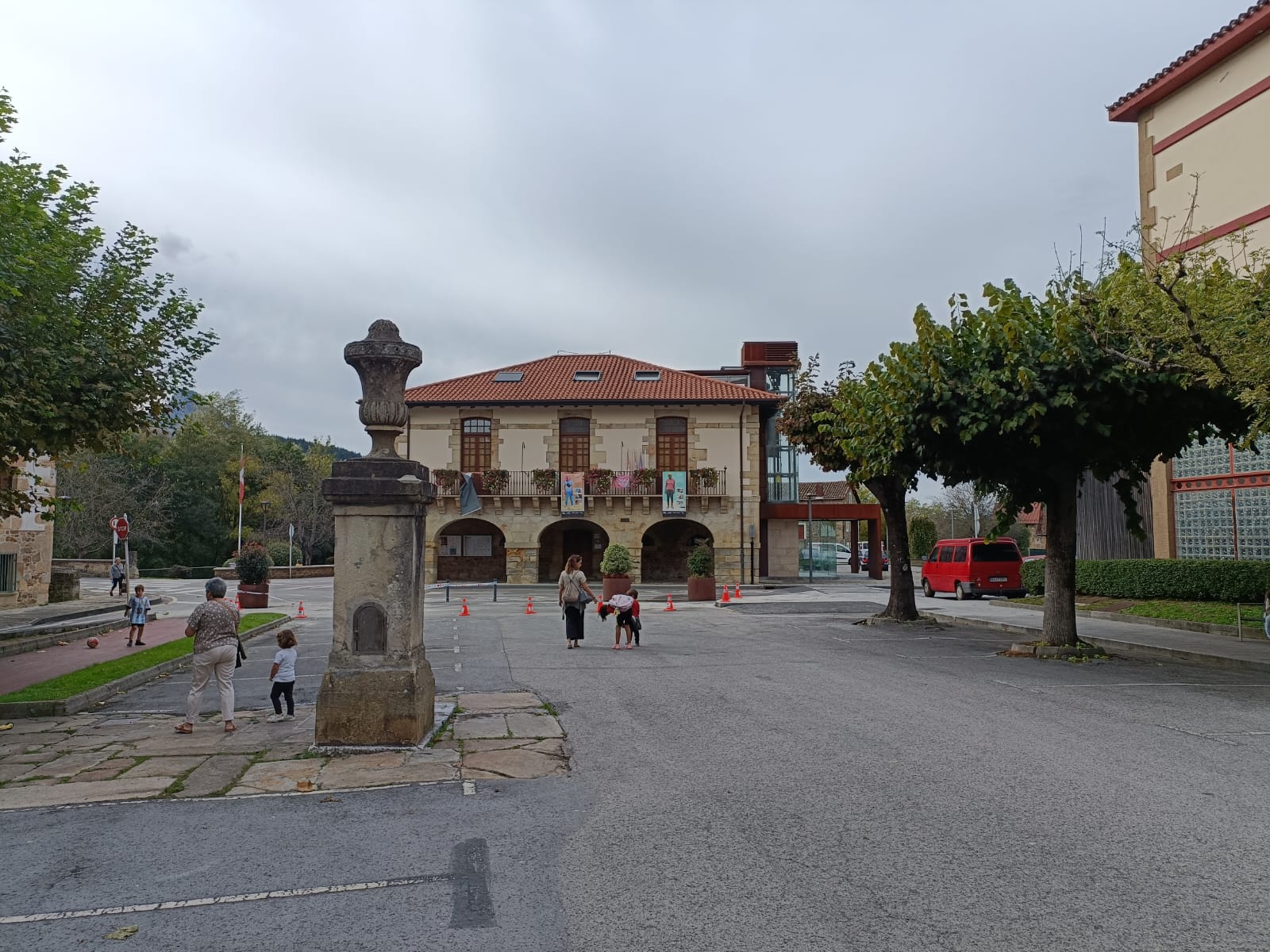 Abadiñoko udaletxea eta plaza nagusia. Mikel Gorrotxategiren argazkia.