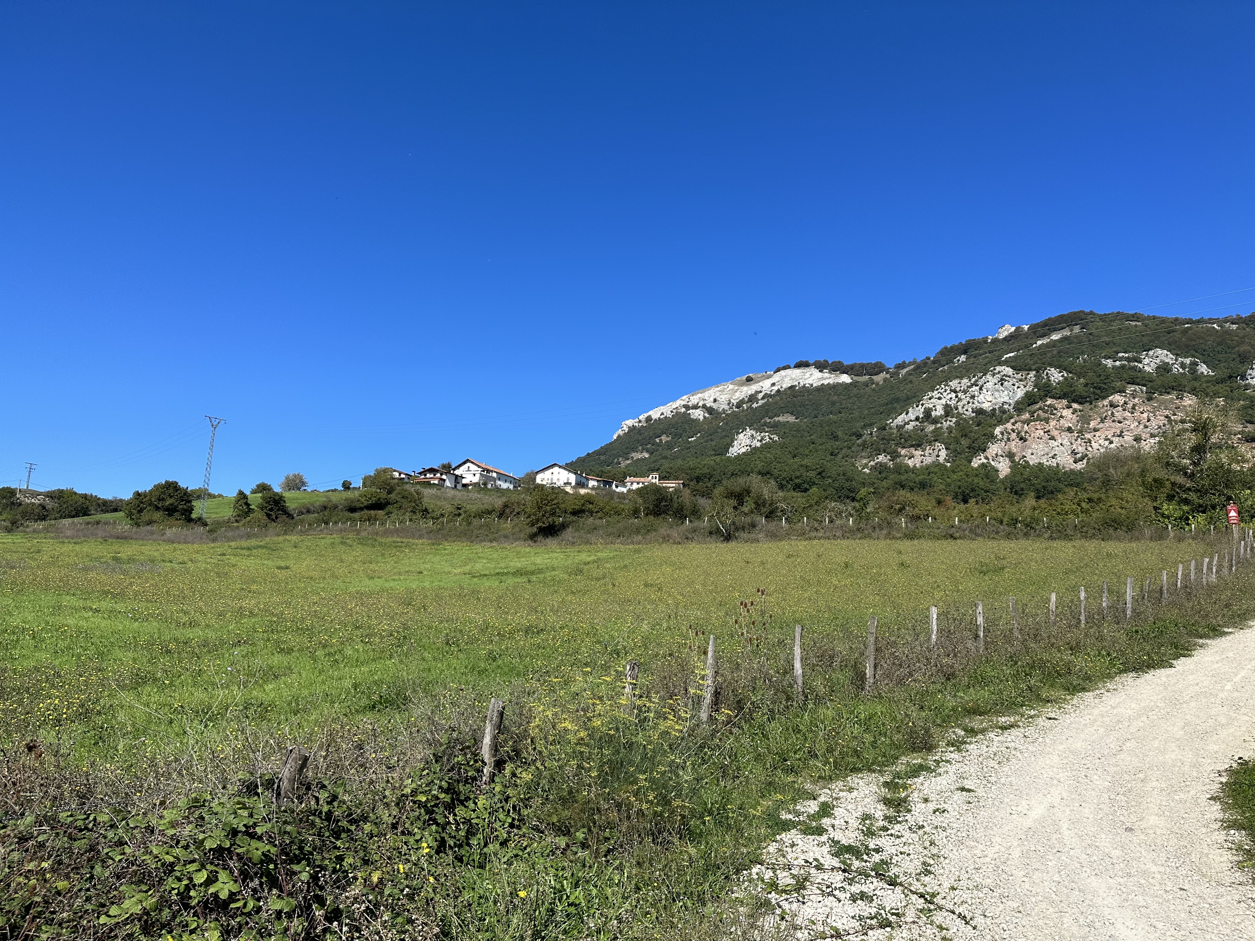 Aizkorbe Saratsate aldetik. Eskuinaldean haitz gorrikara. P. Salaberriren argazkia.