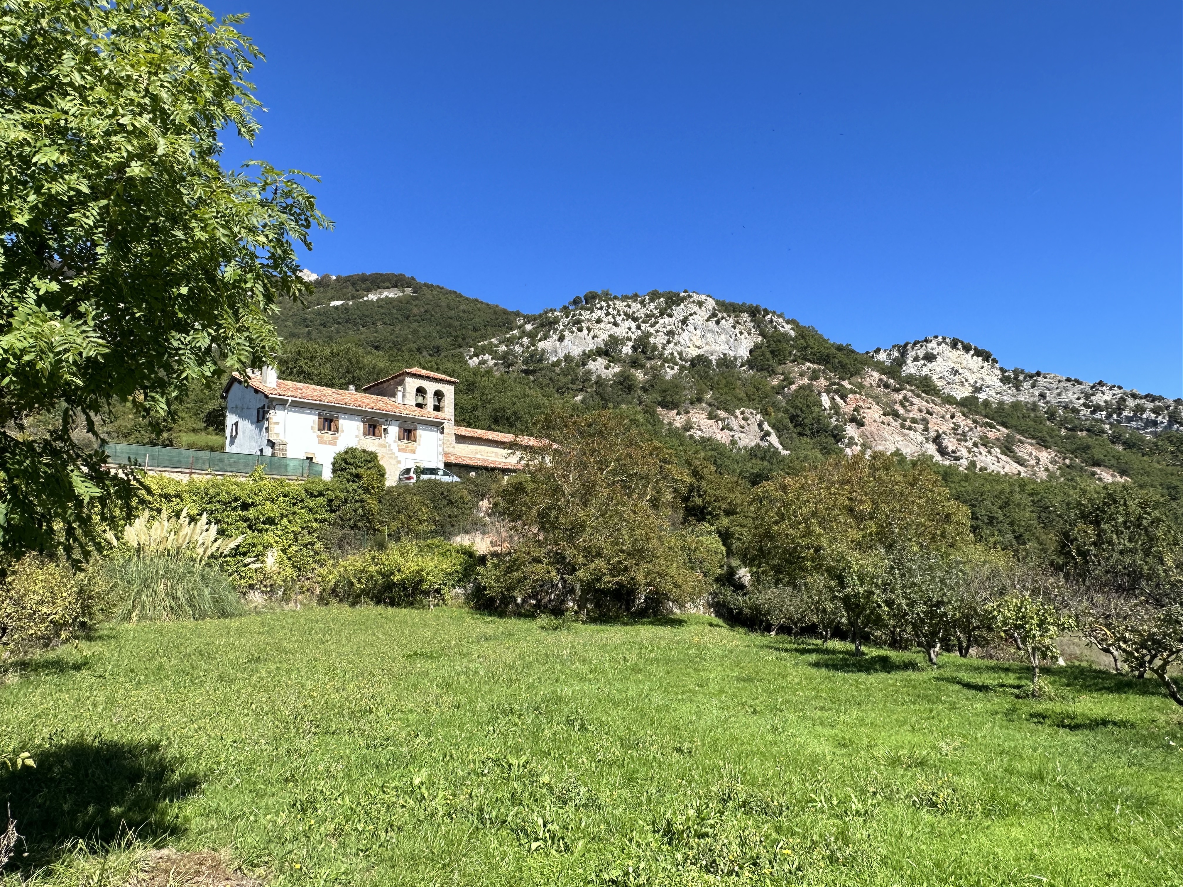 Aizkorbeko eliza. Eskuinean harkaitz gorraila. P. Salaberriren argazkia.