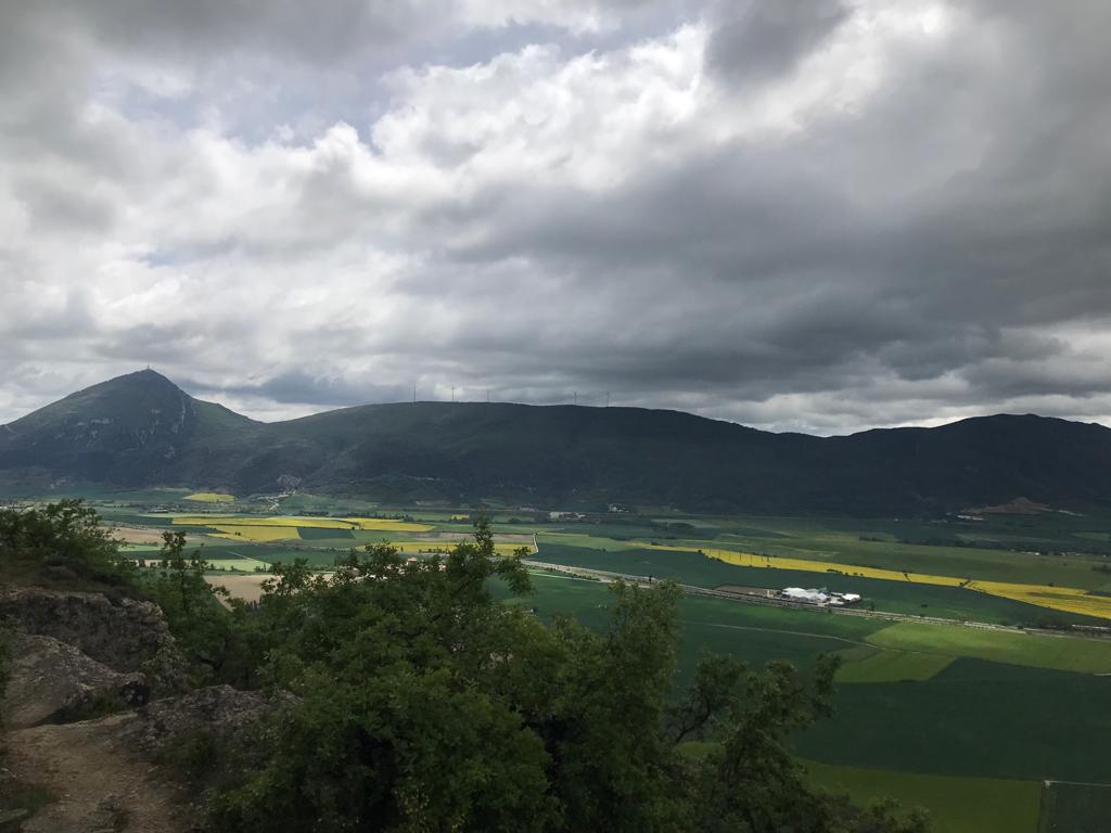 Elortzibar aitzinean, Alaitz eta Higa gibelean. Lidia Salaberriren argazkia.