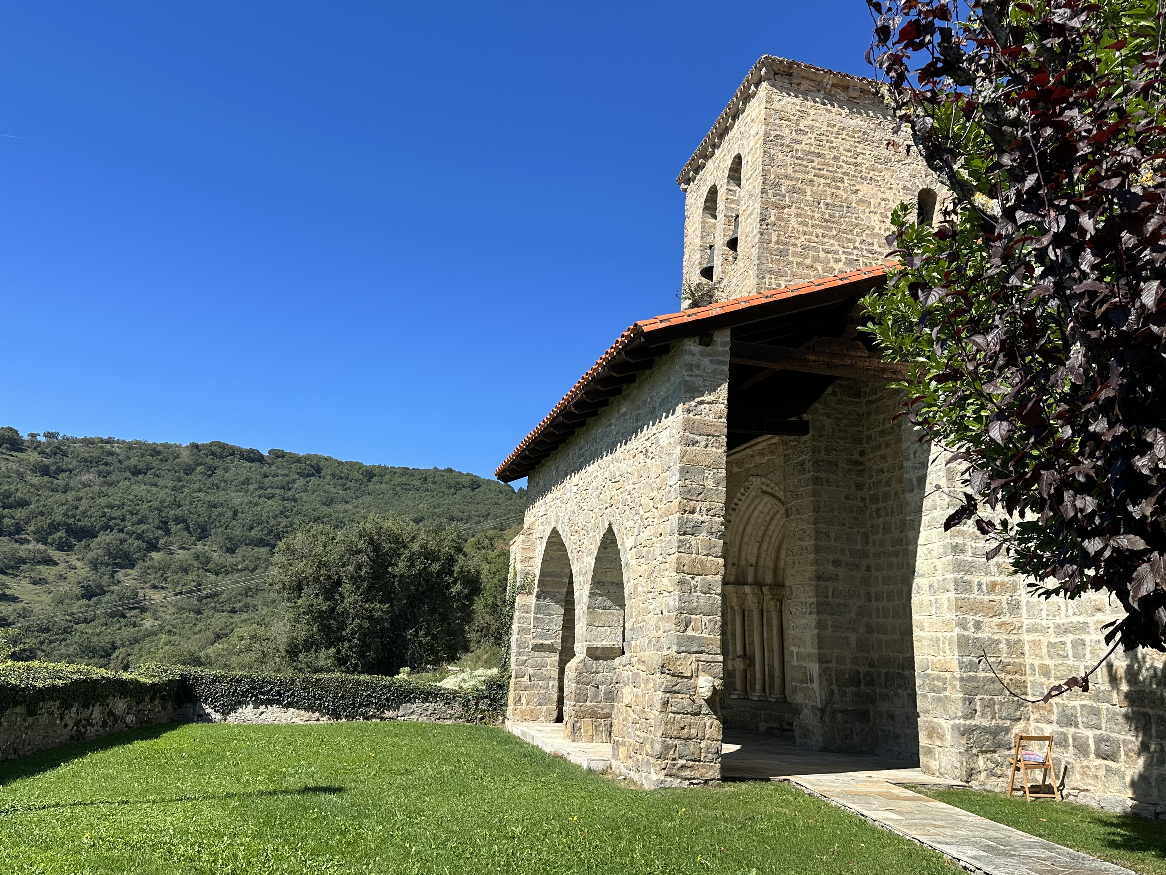 Añezkarko eliza eta, gibelean, Ezkidi mendia. Patxi Salaberriren argazkia.