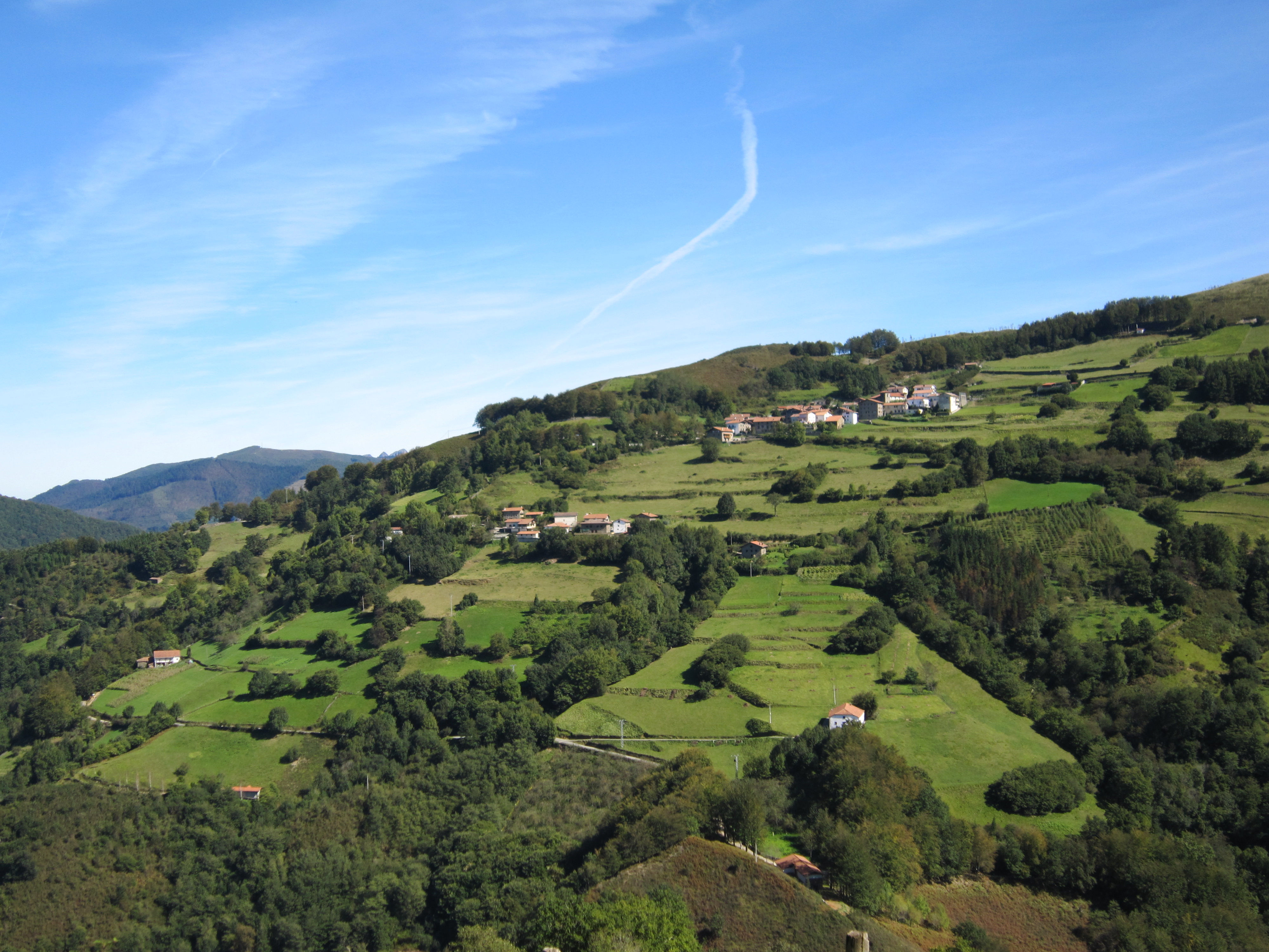 Aranoko Goiko herria eta Beheko herria. Xabier Tabernaren argazkia.