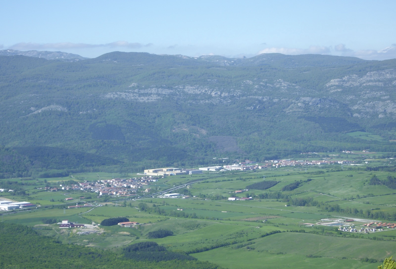 Arbizu lehen tokian eta Lakuntza bigarrenean, Urbasatik. Gibelean Aralar. Peio Kamino Kaminondoren argazkia.