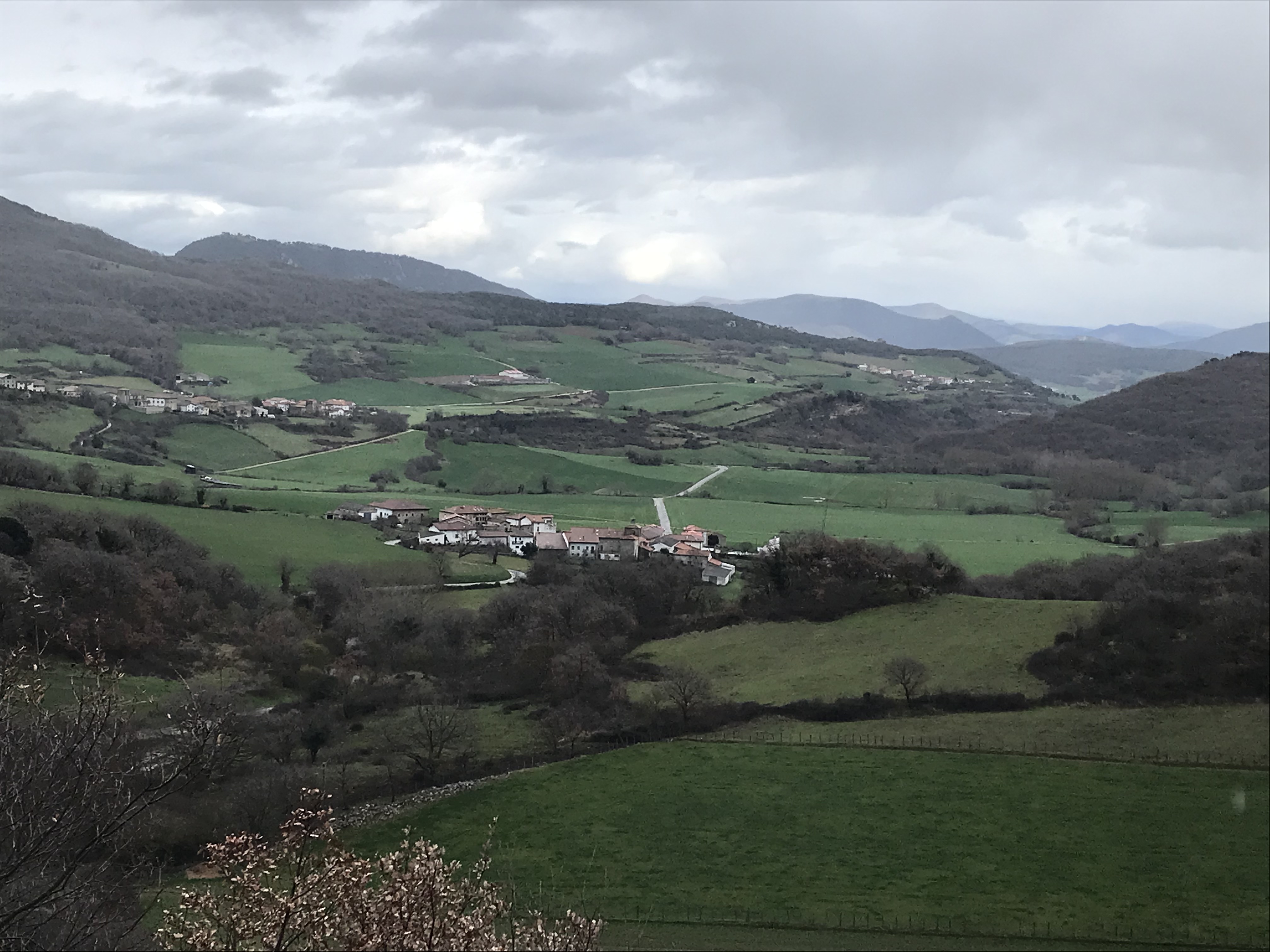 Arteta aitzinean, Senosiain eta Ollo gero, Iltzarbe gibelean. Lidia Salaberriren argazkia.