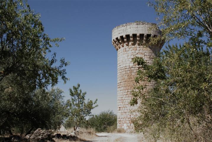 Esta torre es la Torre de la Dehesilla, en Alcalá la Real (Jaén). Una torre defensiva, de atalaya, como esta pudo dar lugar al topónimo Tordesillas.