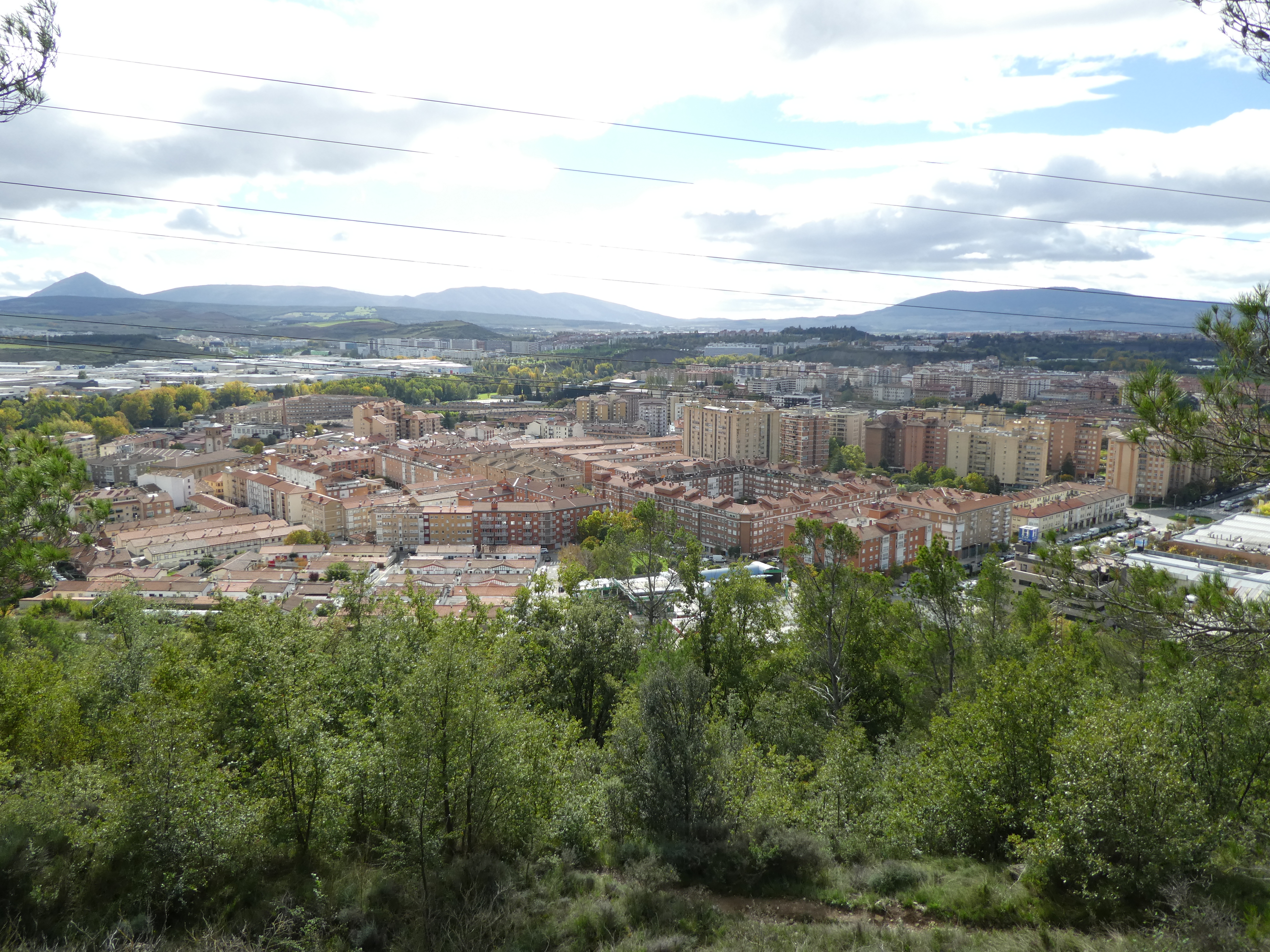 Atarrabia Ezkabatik. Gibelean Iruñeko Erripagaña auzoa ageri da. Peio Kamino Kaminondoren argazkia.