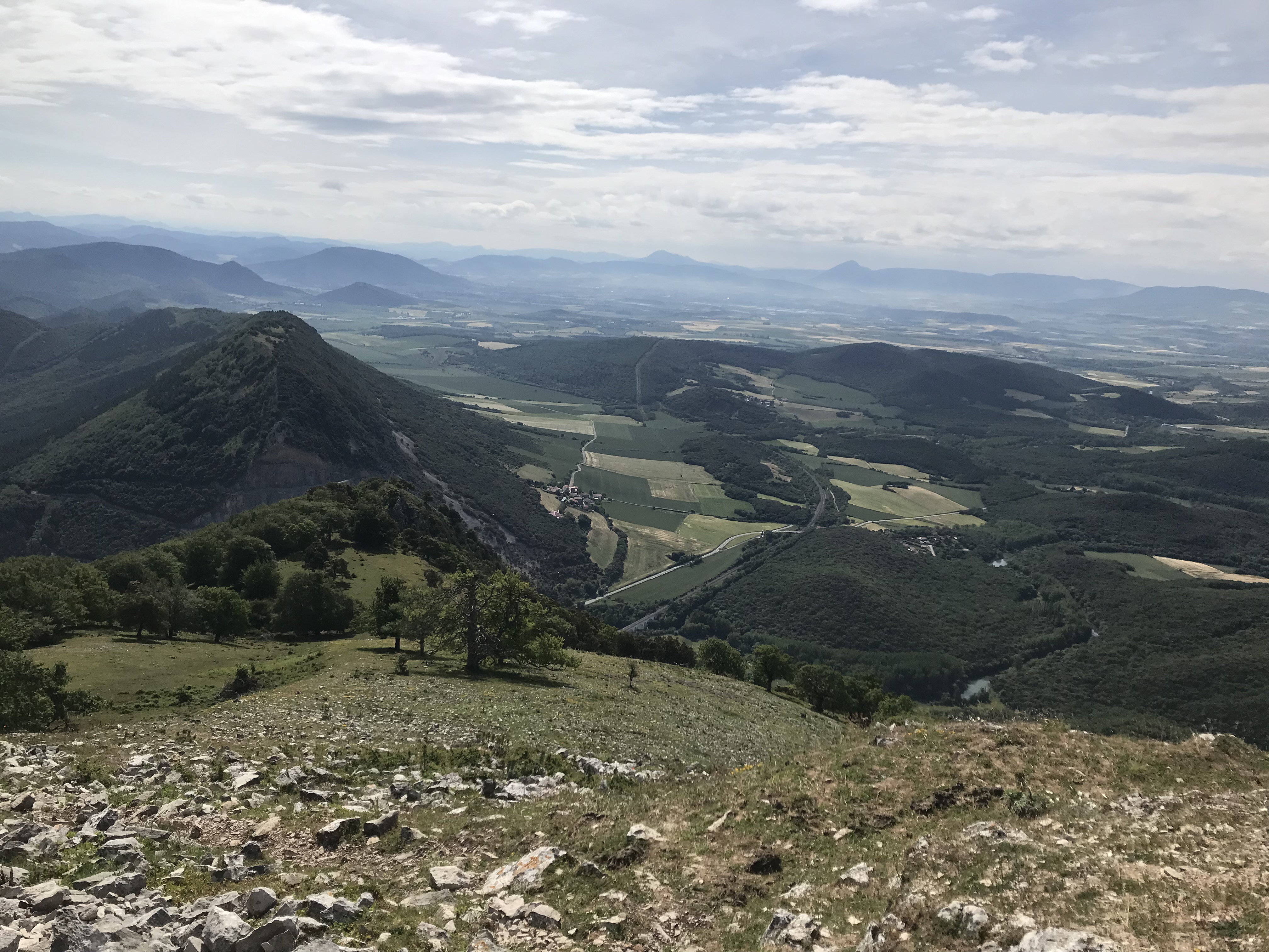 Atondo herria, Bizkairen magalean, Gaztelu menditik ikusita. Atze-atzean Erreniega, Alaitz, Higa eta Itzaga mendiak ageri dira, besteak beste. Lidia Salaberriren argazkia.