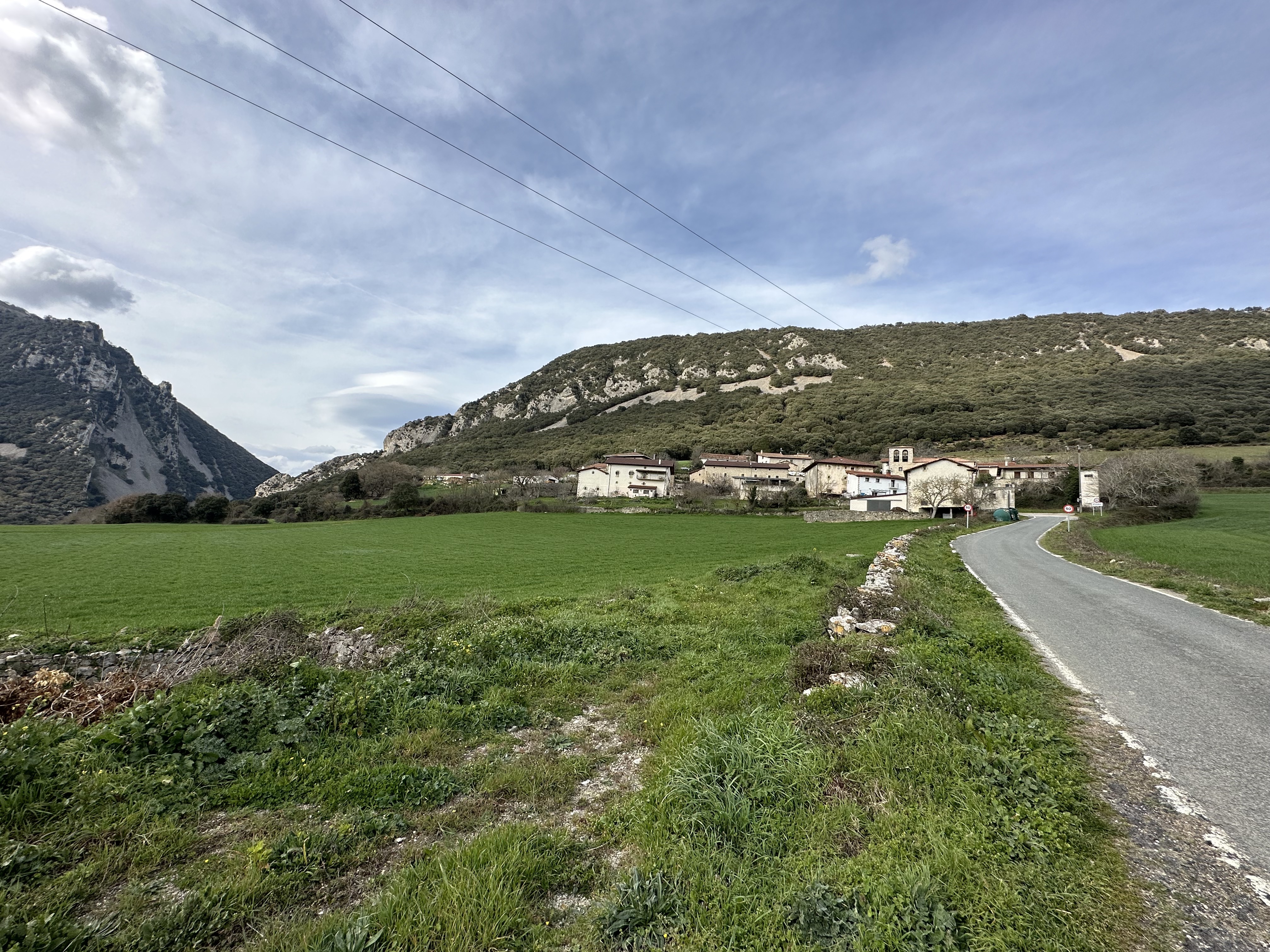 Atondo herria eta, ezkerrean, Oskiatea. Lidia Salaberriren argazkia.