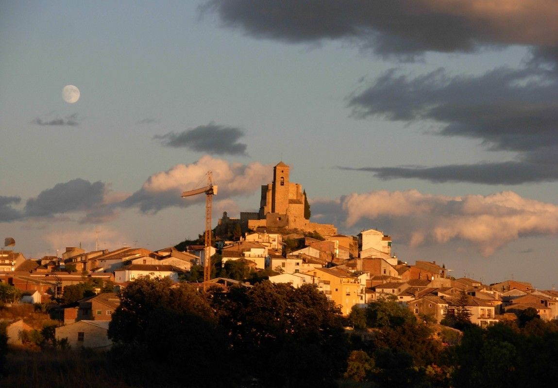 Vista de Benavarri con su castillo en lo alto de una peña.