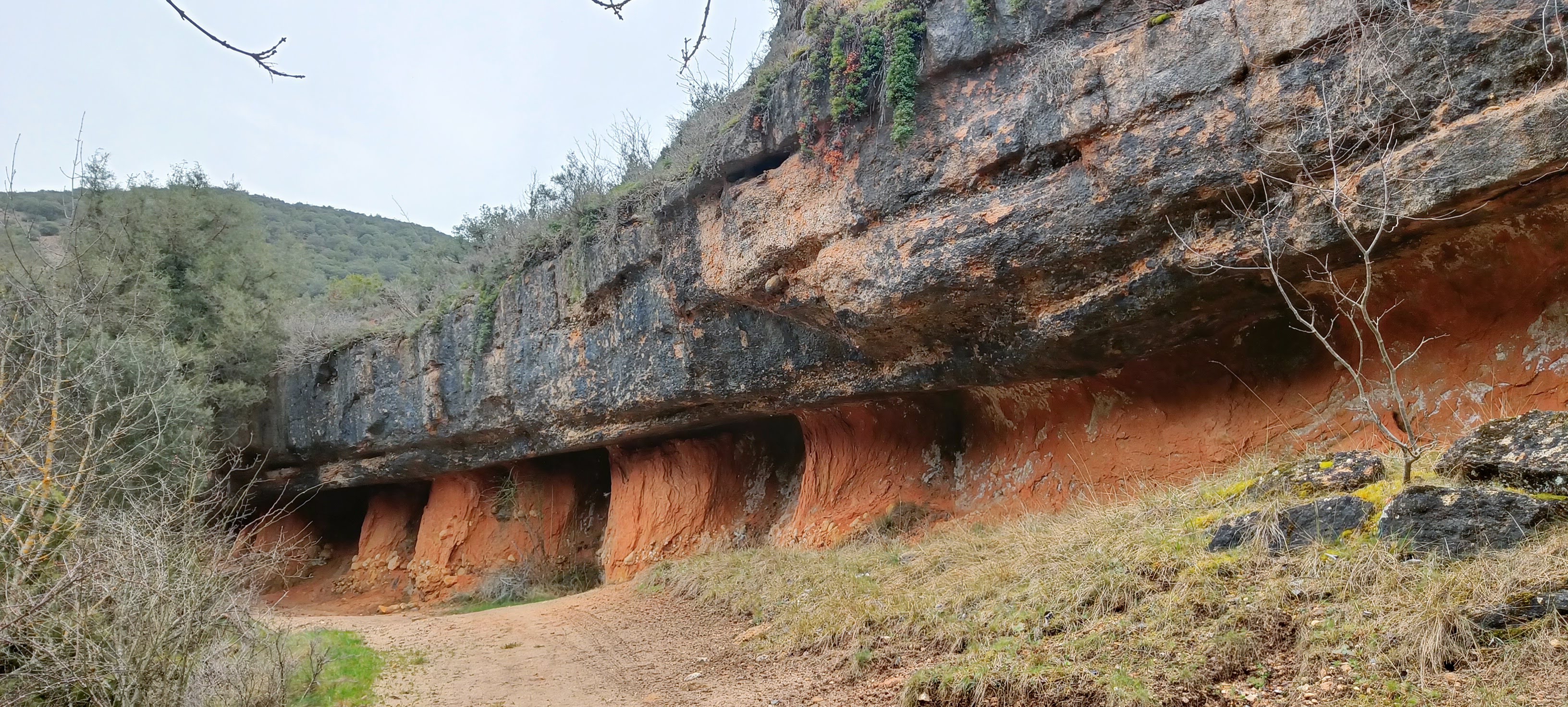 Cerca de la villa de Covarrubias el Arlanza traza en su curso una profunda hoz en la que la naturaleza del terreno ha dado lugar a estas "cuevas rojas". Foto de E. Nieto Striano