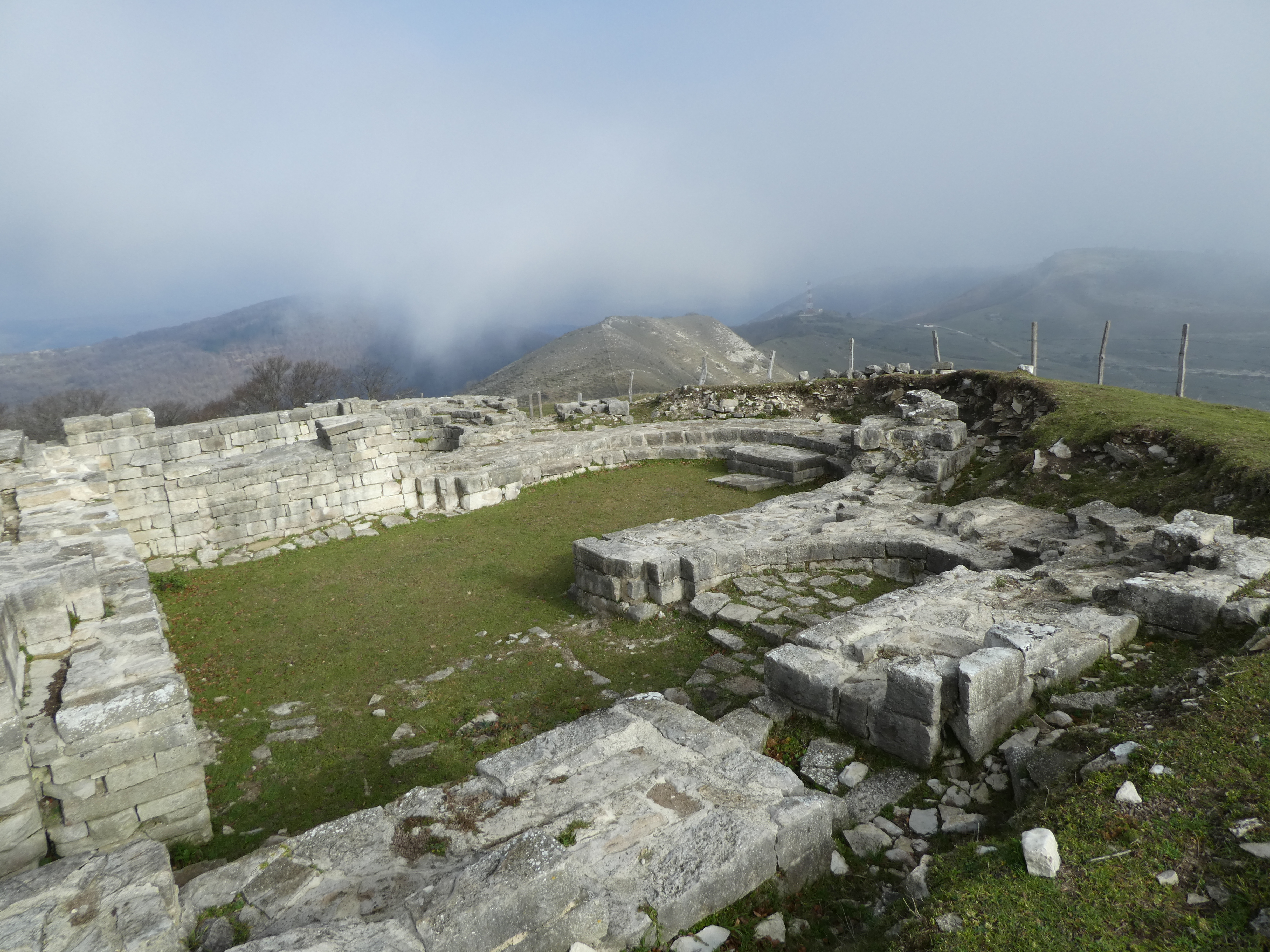 Done Eztebe monasterioaren hondakinak, mendi gailurrean. Peio Kamino Kaminondoren argazkia.