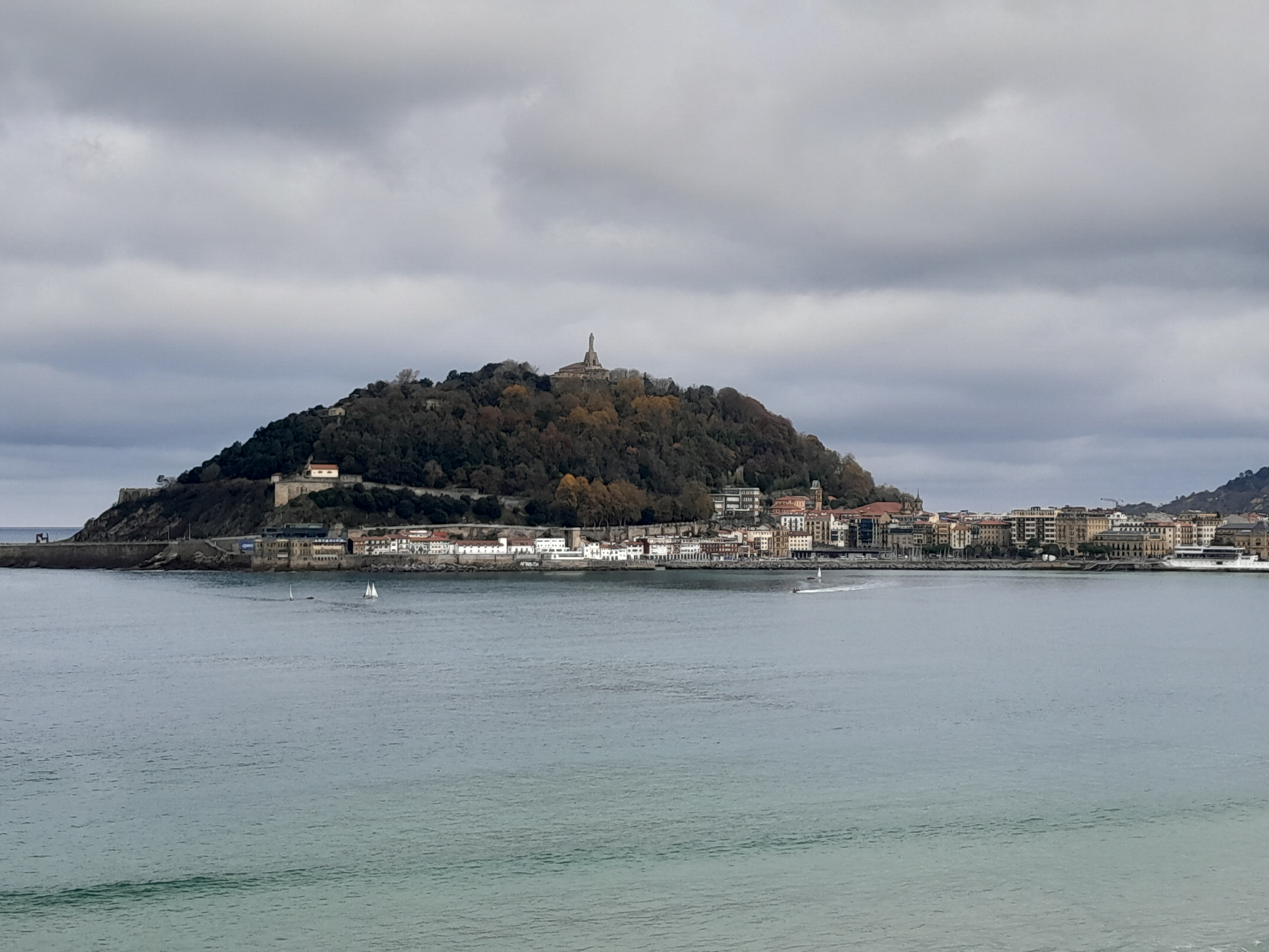 Urgull mendia, portua eta alde zaharraren zati bat. Luis Mari Zalduaren argazkia.