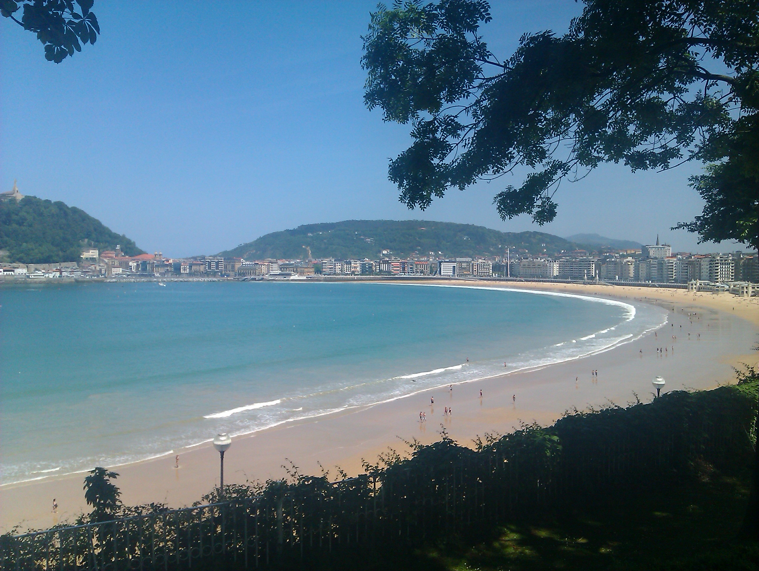 Kontxa hondartza eta hiria. Luis Mari Zalduaren argazkia.