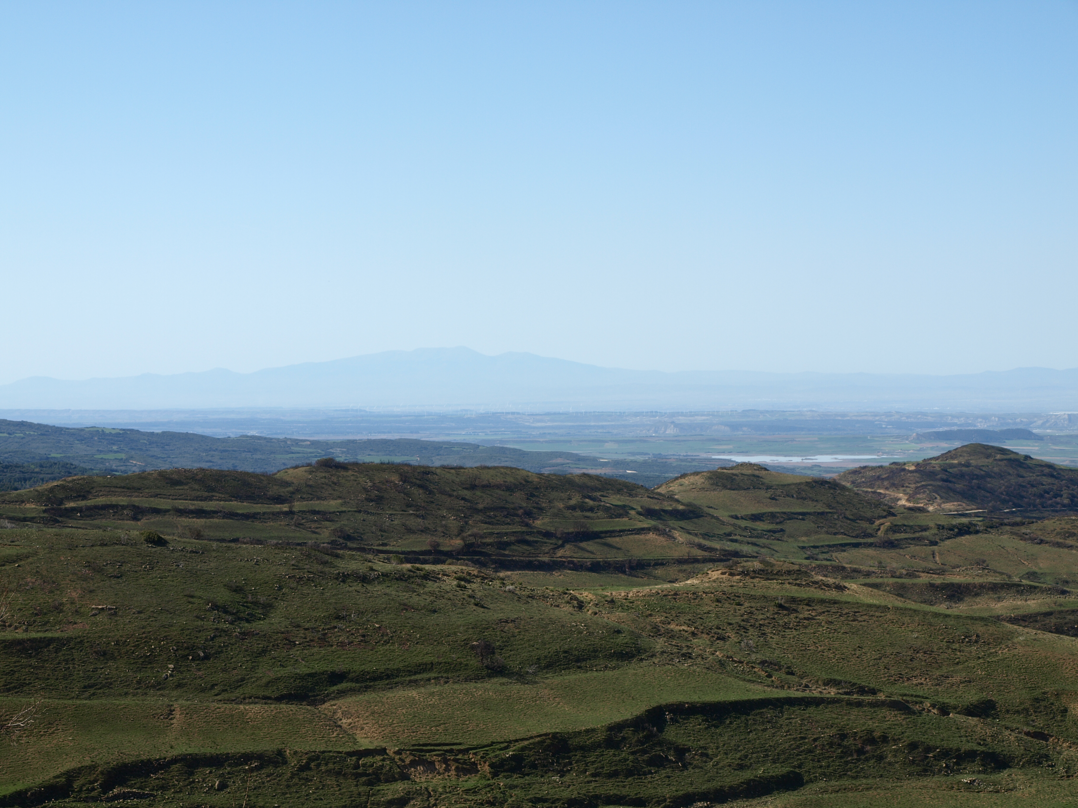 Erribera, Uxuetik. Eskuinean Pitillasko urgunea ageri da, eta urrun Moncayo mendia.