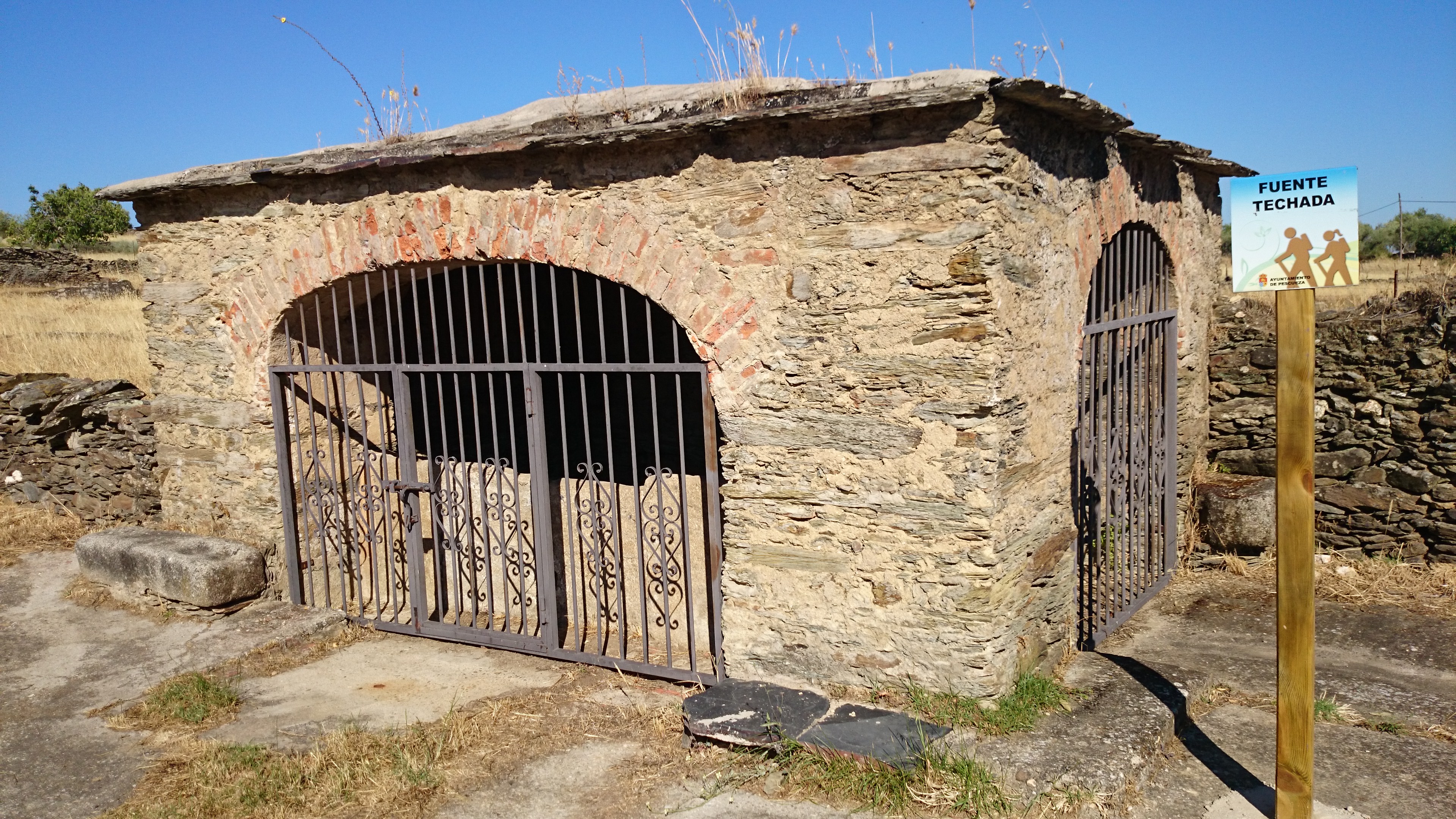 Fuente Techada, Pescueza (Cáceres). Foto procedente de la web del ayuntamiento: https://www.pescueza.es/rutas-y-senderos. 