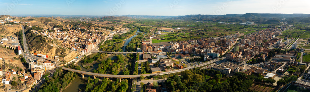 Vista panorámica de Fraga (fuente: https://www.alamy.es/vista-aerea-panoramica-de-la-ciudad-espanola-de-fraga-sobre-el-rio-cinca-image473007997.html).