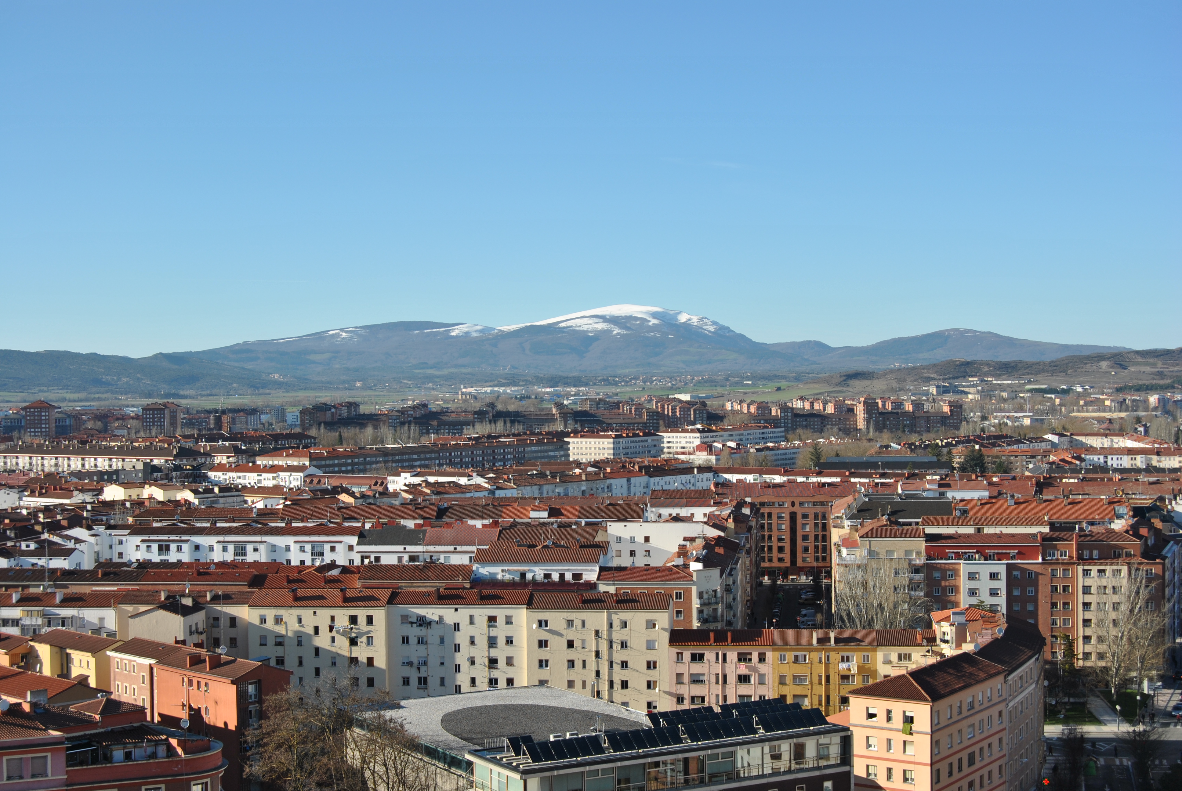 Gasteiz katedral zaharretik. Iparraldean Gorbeia mendia ageri da, gailurra zuri. Natalia Evseevaren argazkia