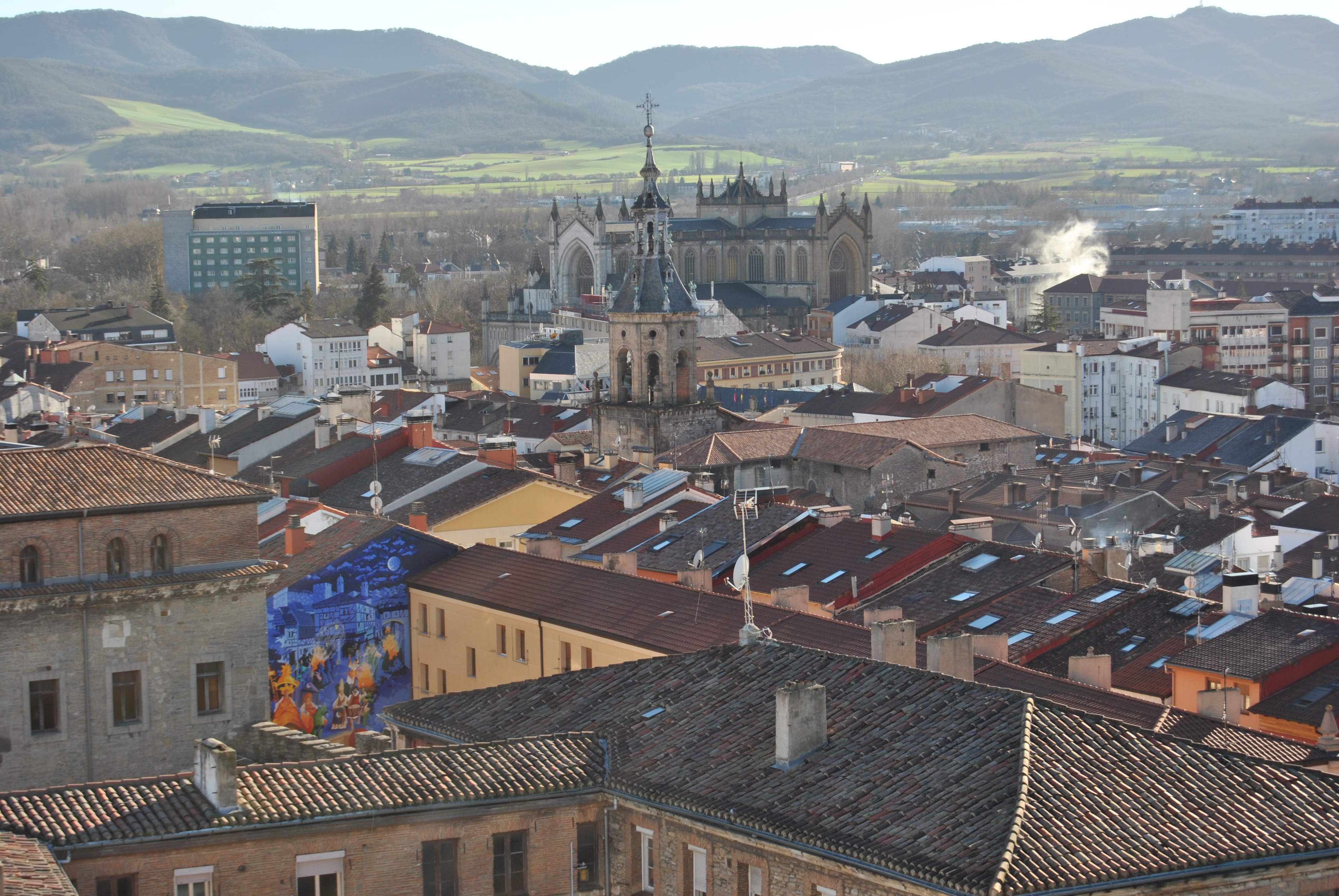 Gasteiz katedral zaharretik. Hegoaldean Gasteizko mendiak ikusten dira. Natalia Evseevaren argazkia