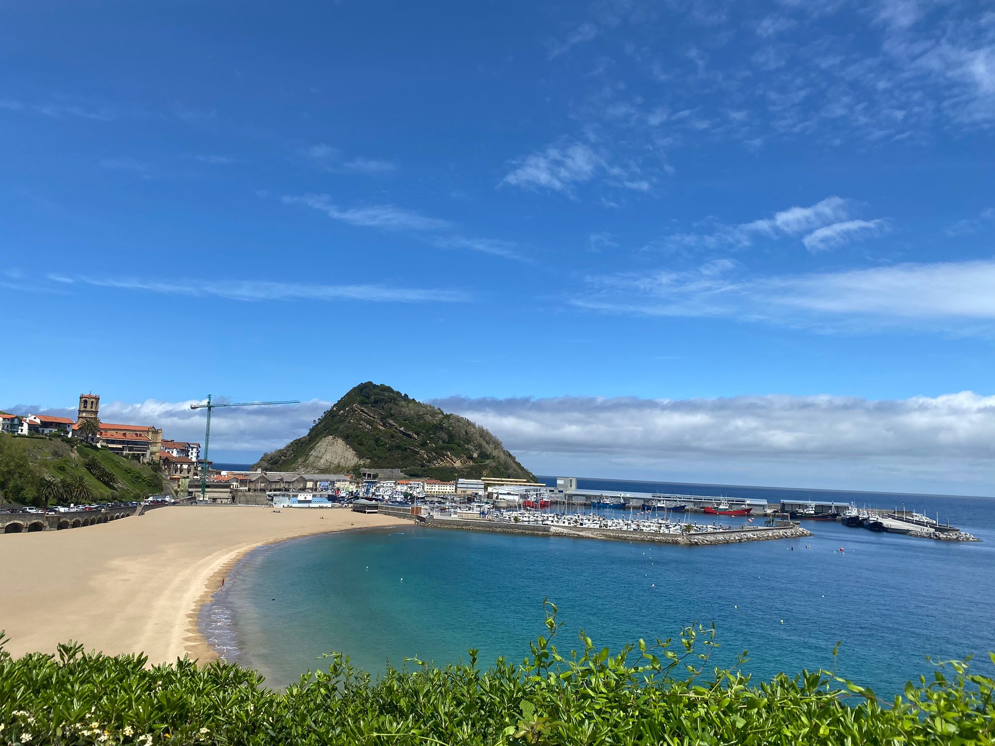 Getariako hondartza eta San Antongo mendia. Haritz Salaberriren argazkia.