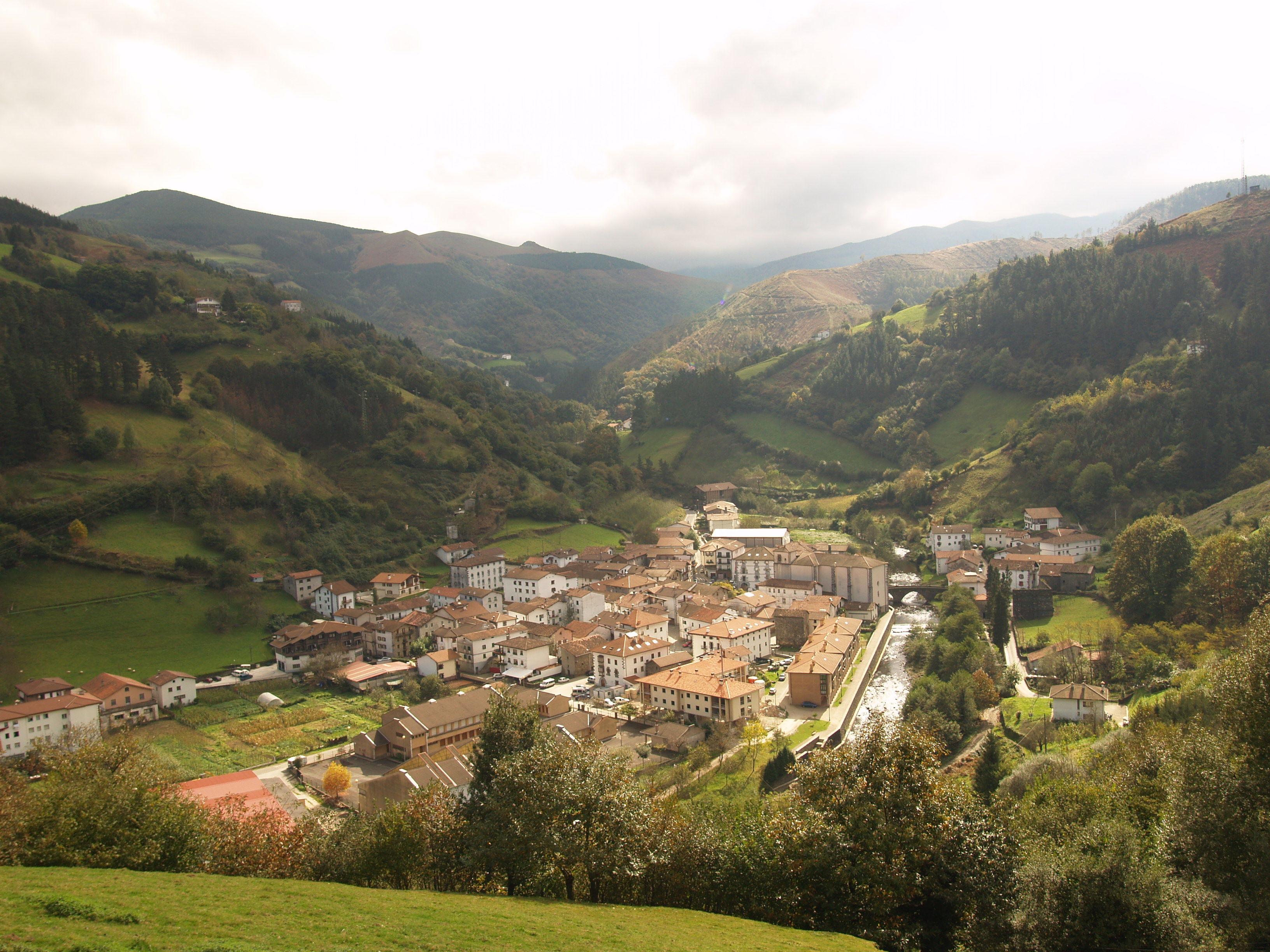 Goizueta. Herria Zabala baserritik ikusia. Juan Jose Zubiriren argazkia.