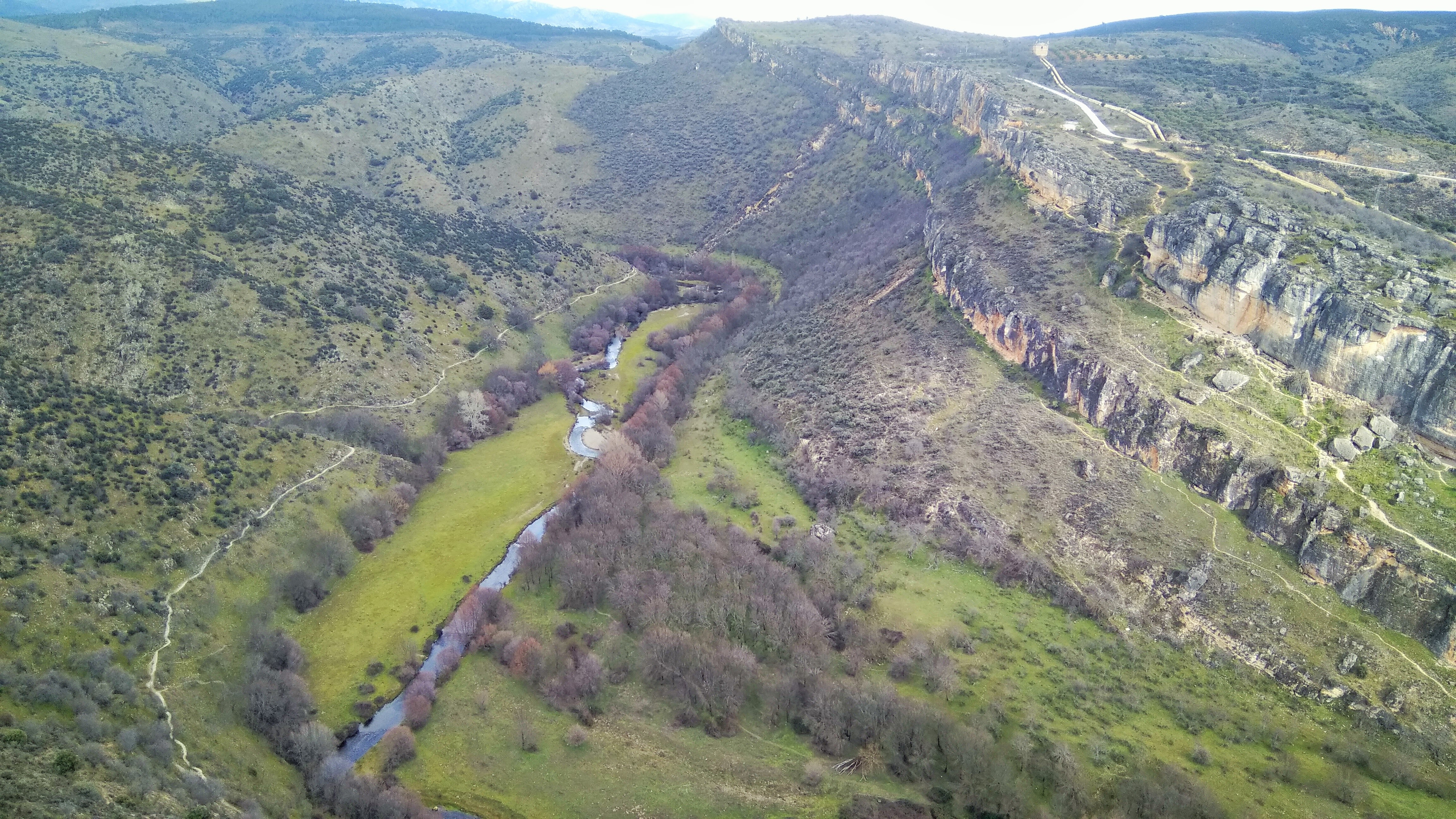 El Lozoya al poco de su nacimiento adentrándose en el valle, antes de Pinilla. Foto del autor, junio 2023.