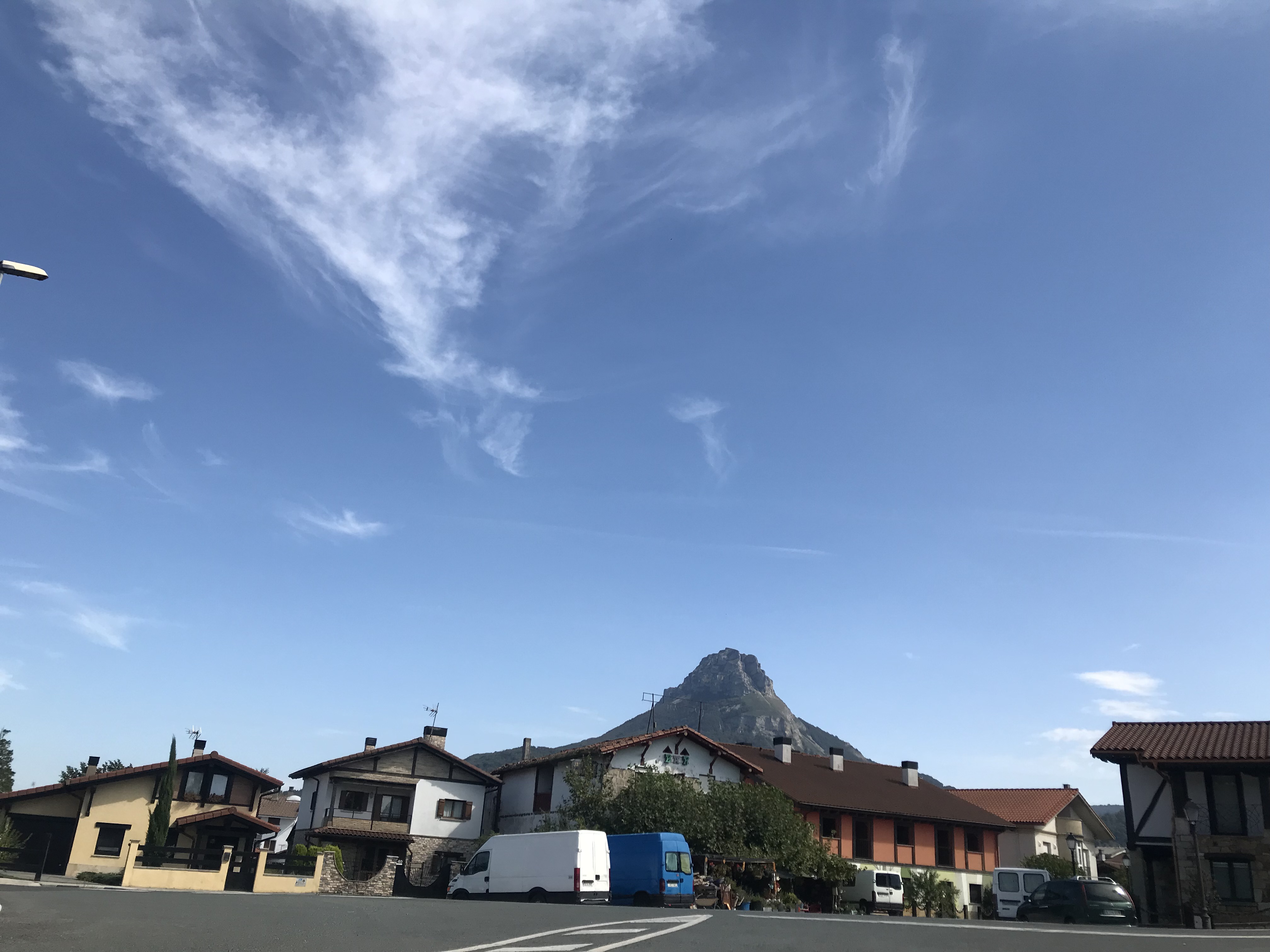 Arbizu herria eta atzean Beriain mendia. Lidia Salaberrik egindako argazkia.