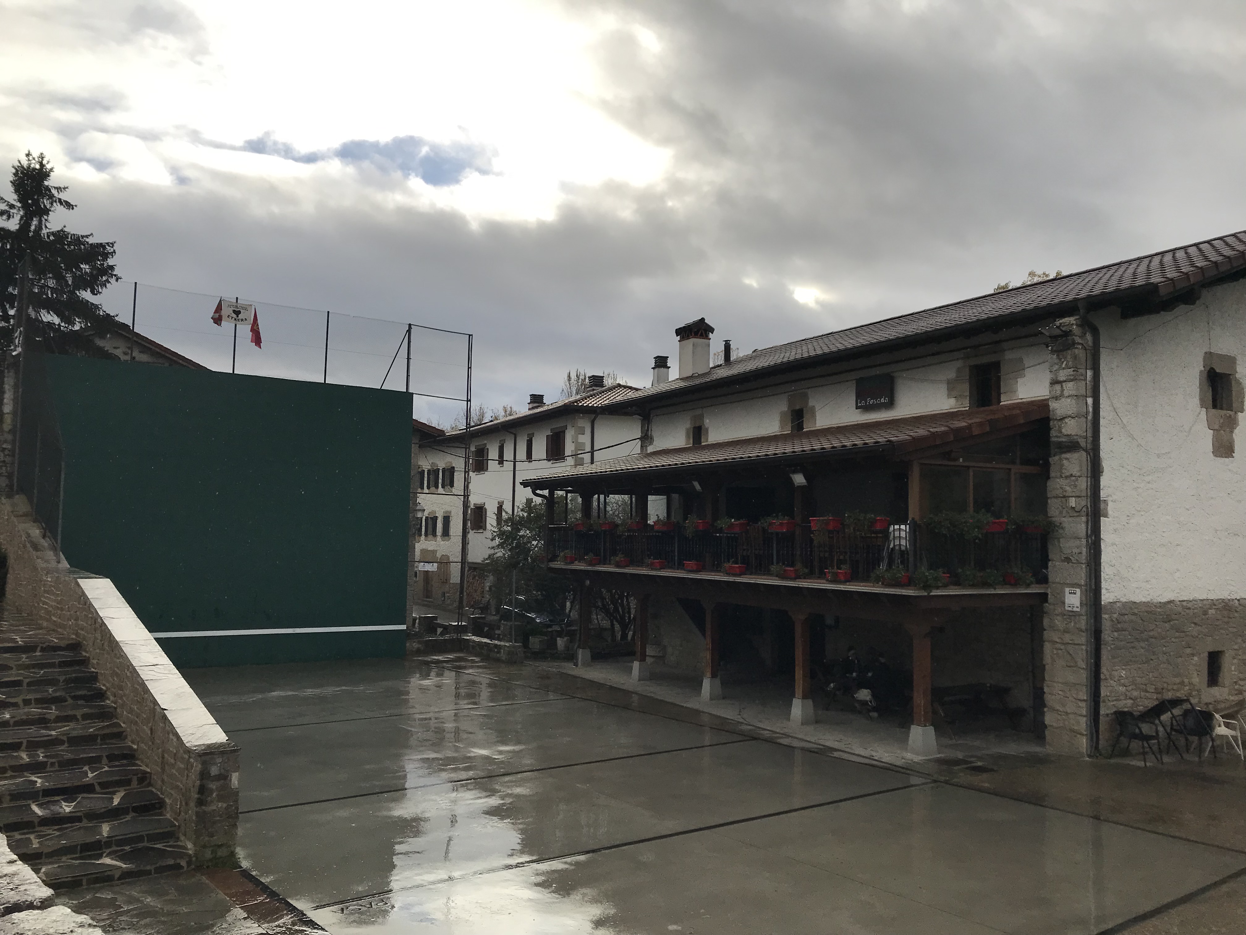 Soraurengo ostatua eta frontoia. Lidia Salaberriren argazkia.