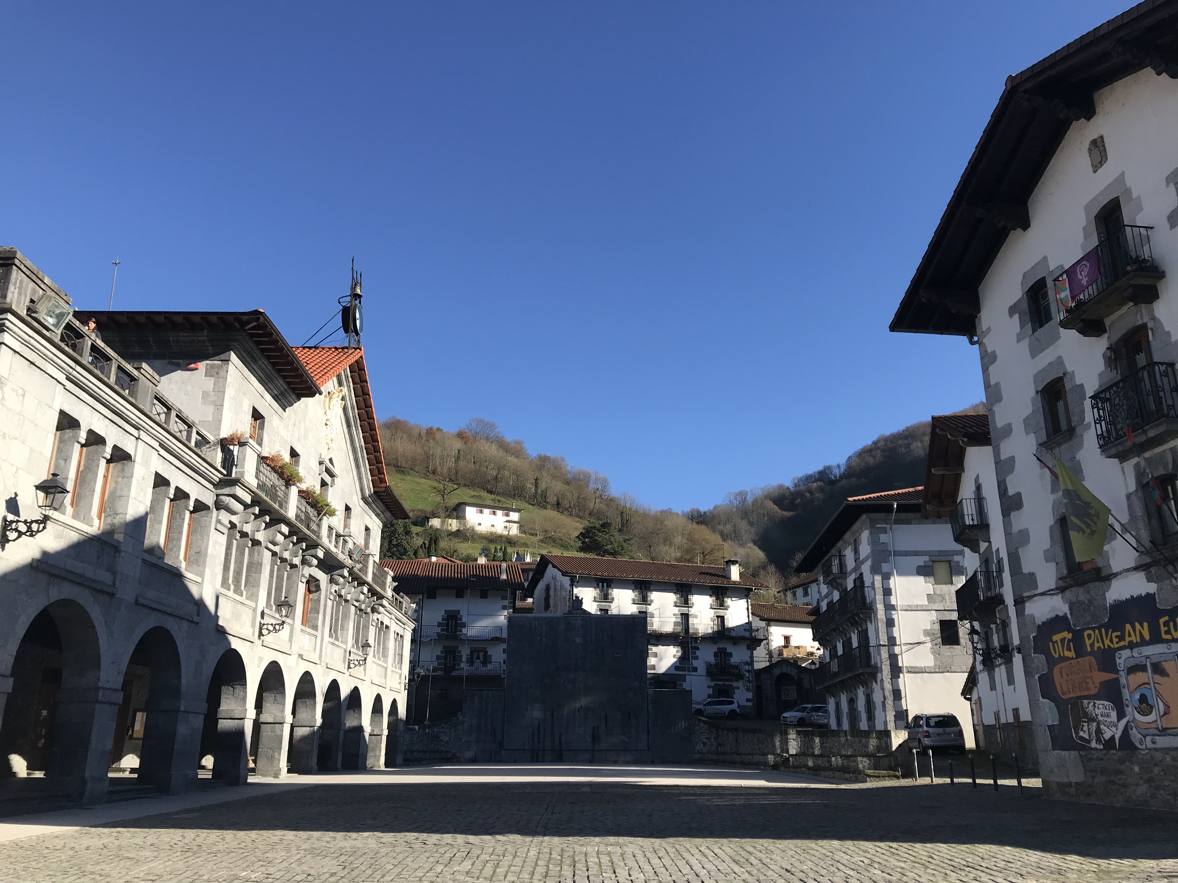 Leitzako udaletxea (ezkerrean), frontoia eta plaza nagusia. Lidia Salaberriren argazkia.