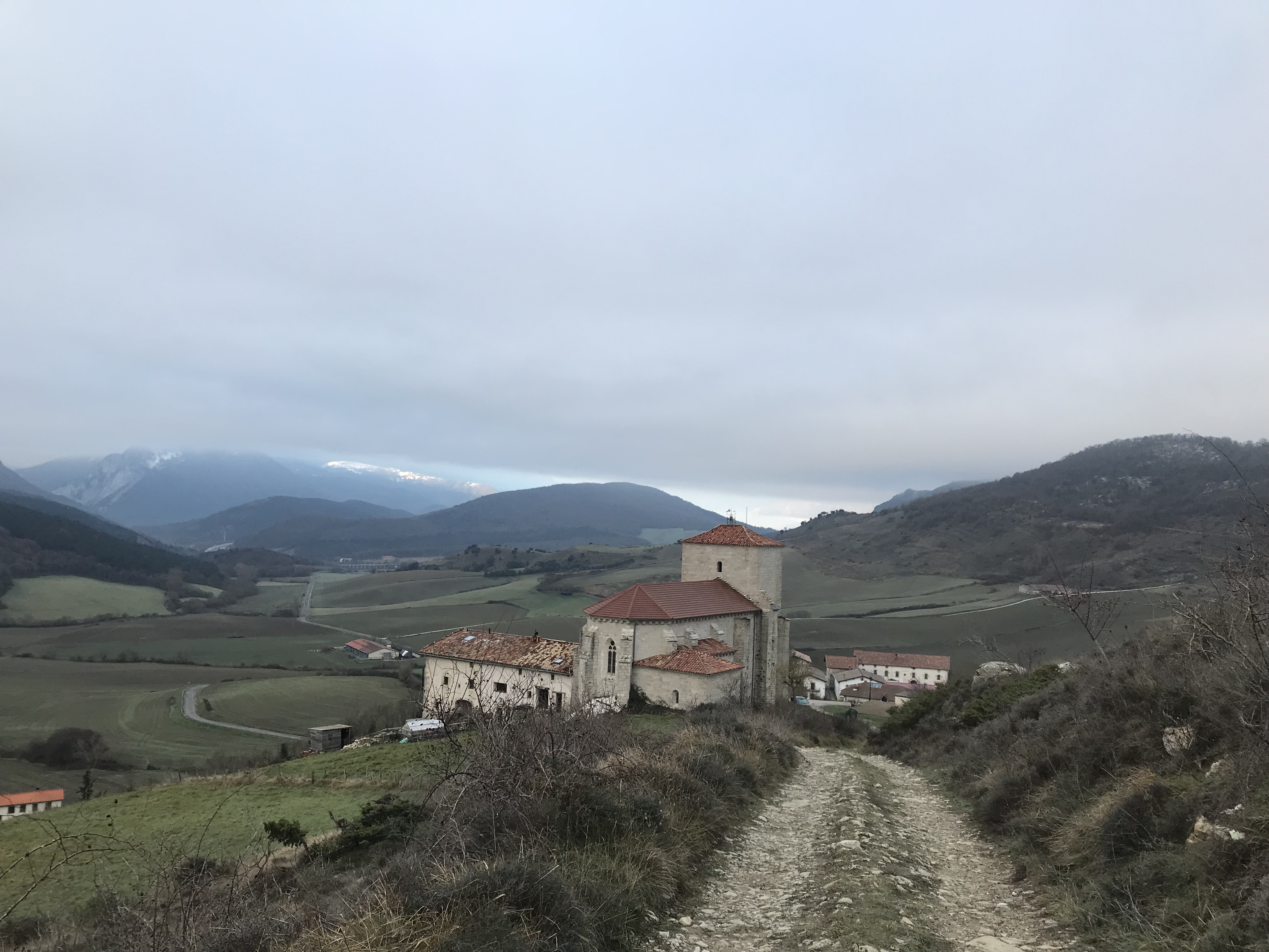 Larunbeko eliza goian, eta herria bera behean. Lidia Salaberriren argazkia.