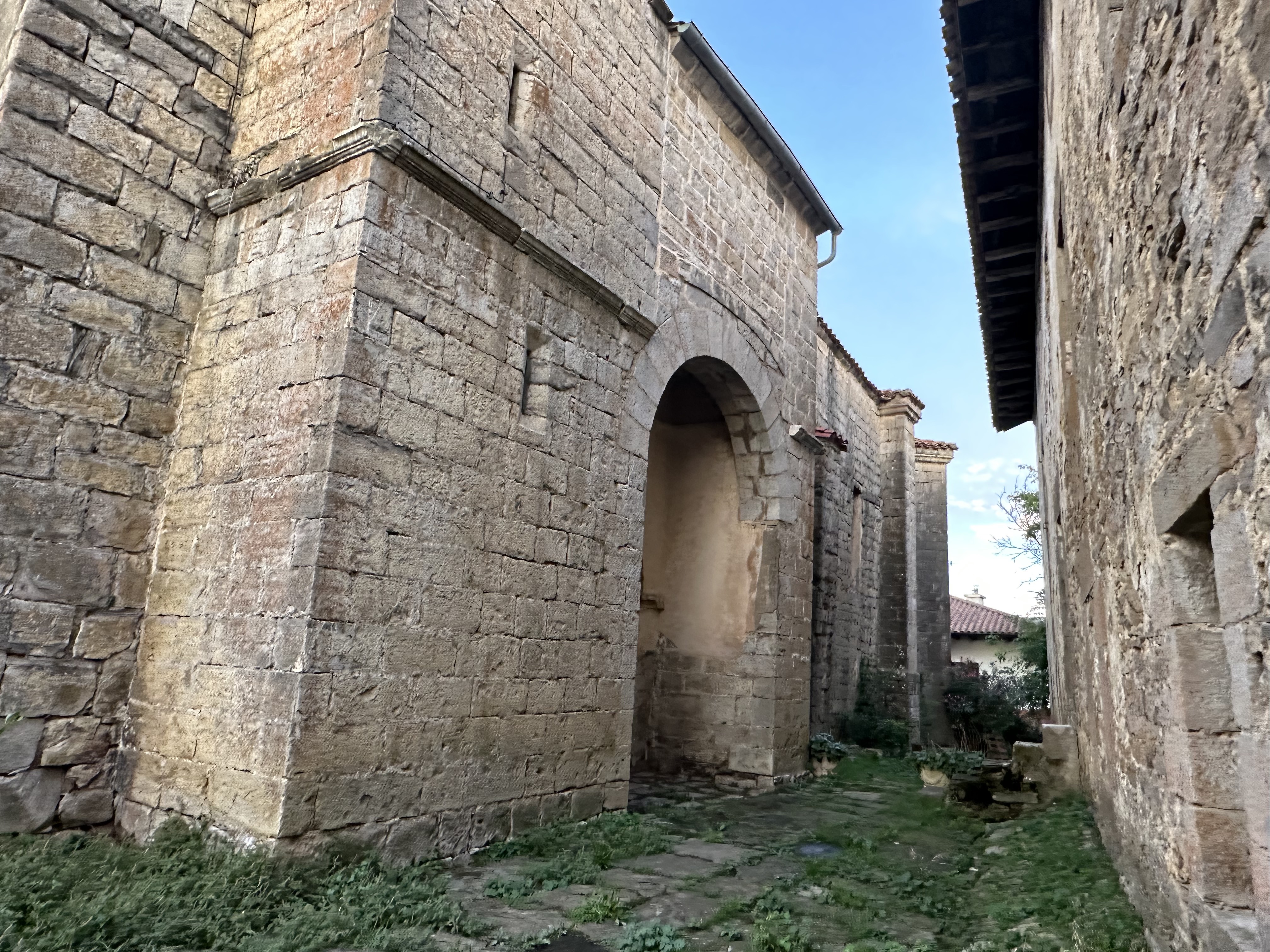 Ilurdozko elizako ataria. Patxi Salaberriren argazkia.