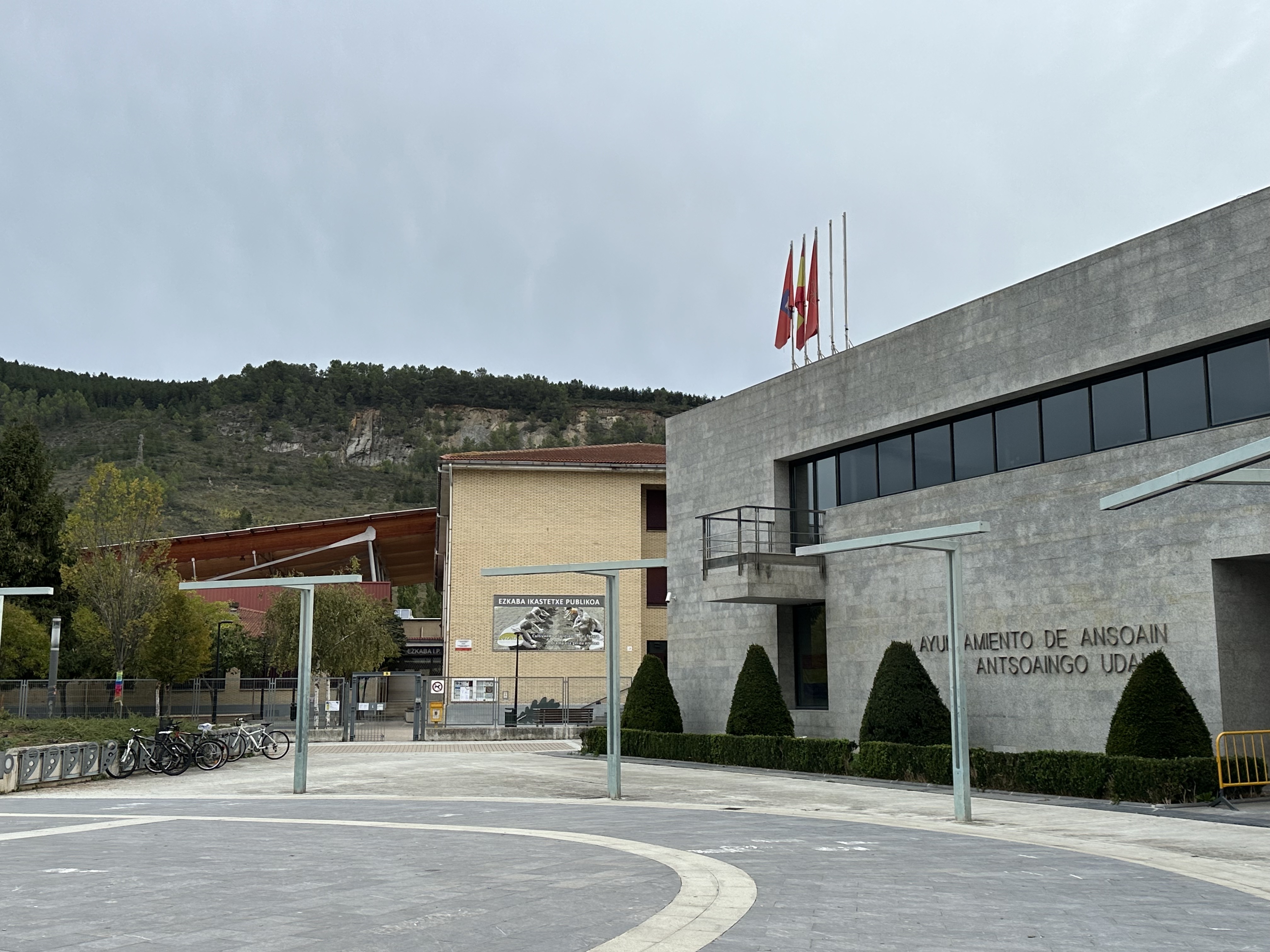 Antsoaingo udaletxea, Ezkaba ikastetxea eta, gibelean, Ezkaba mendia.