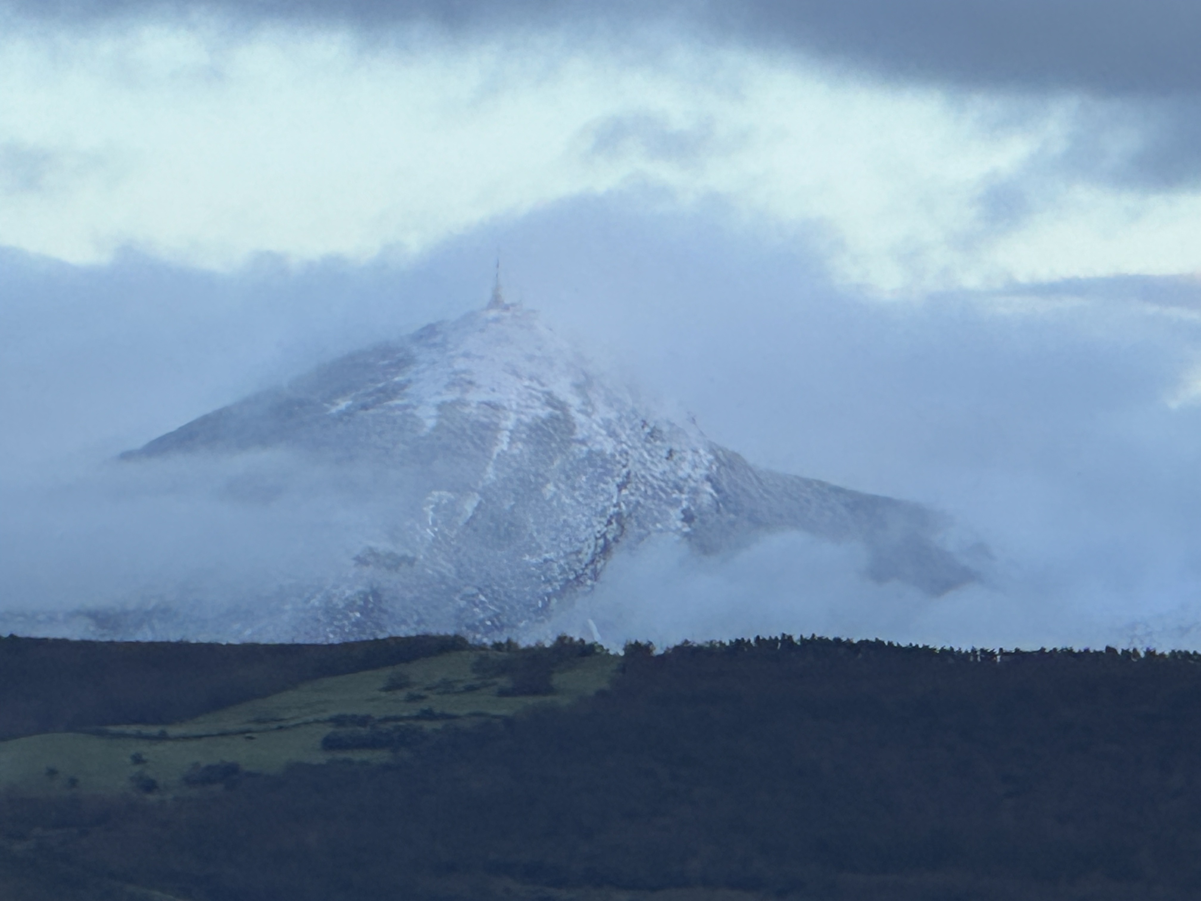Bizkaia lehen tokian eta Higa mendi elurtua gibelean, Iruñeko Erlategieta auzotik ikusita. Lidia Salaberriren argazkia. 
