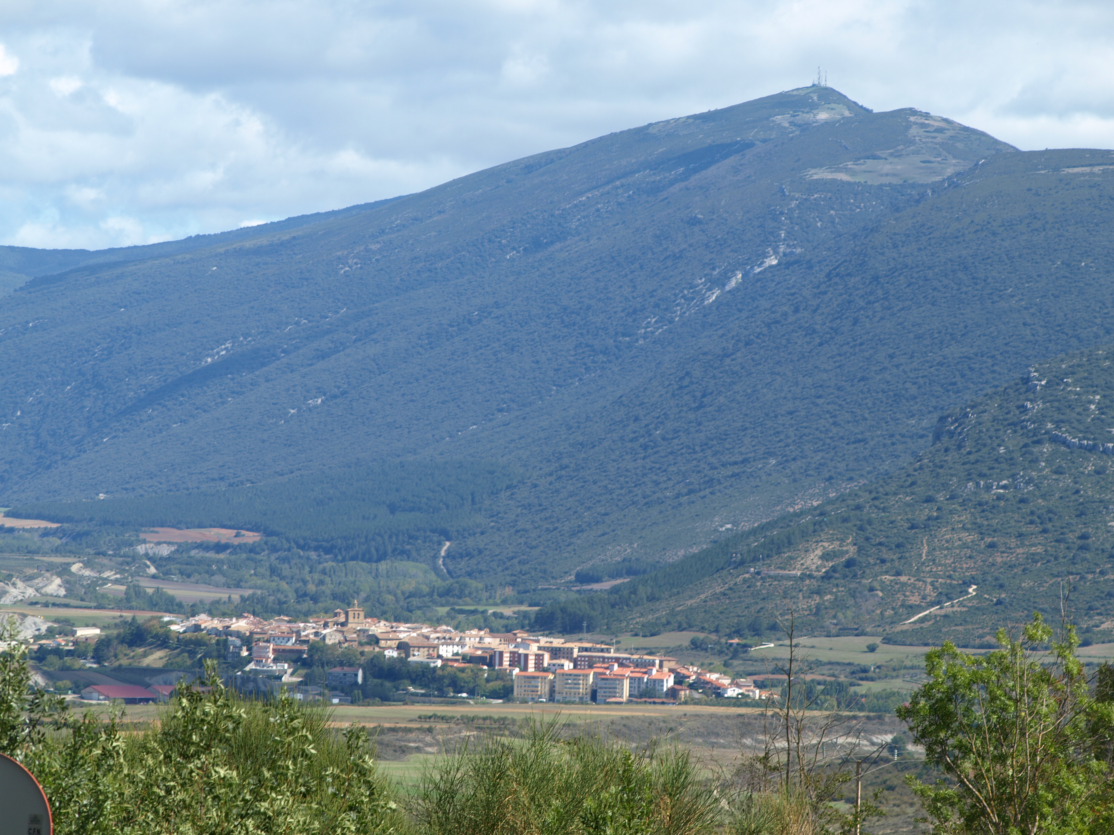 Irunberri eta gibelean Arangoiti. Patxi Salaberriren argazkia.