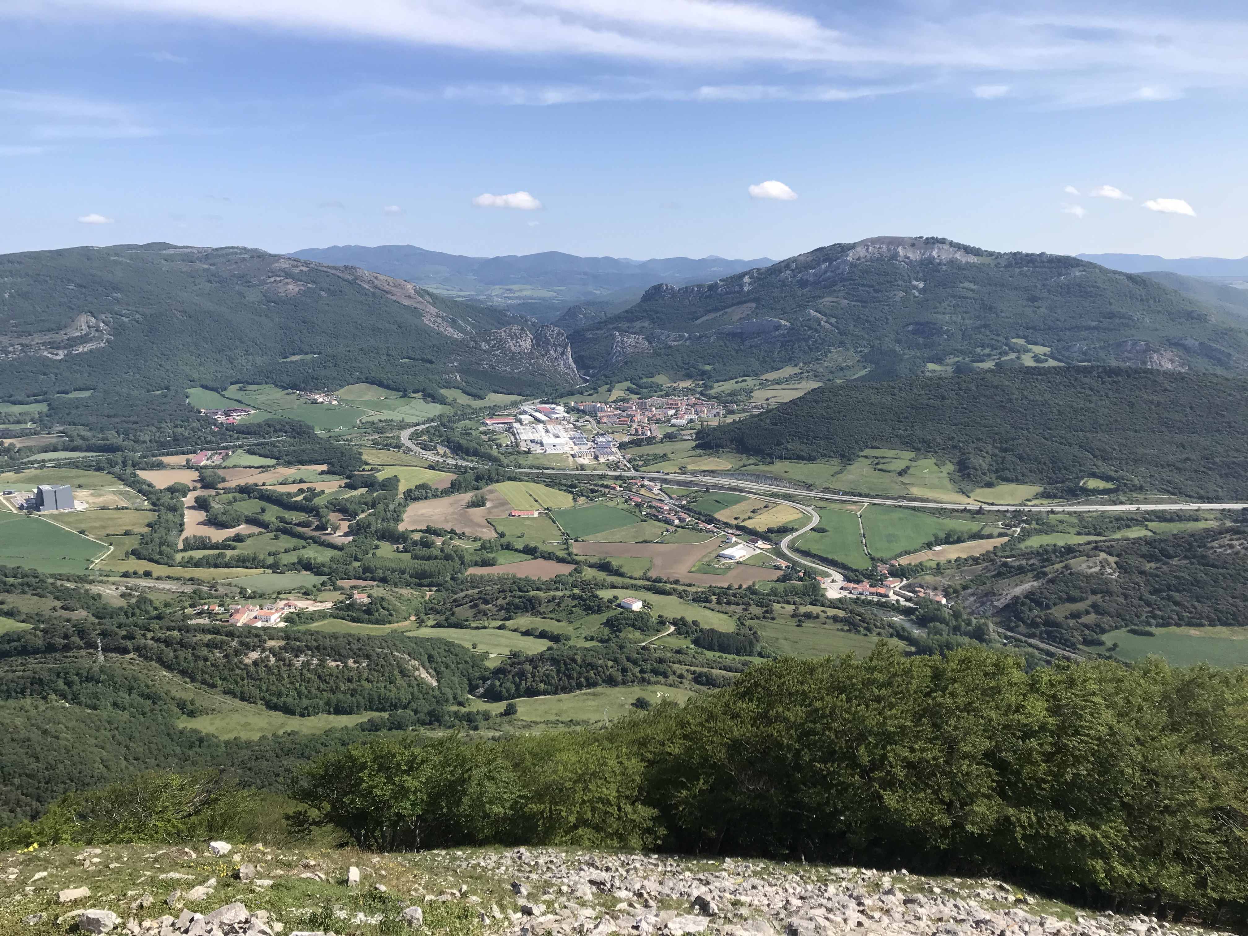 Izurdiaga eskuinean, Urritzola ezkerrean, Irurtzun autopistaz harateko aldean. Atzean Axitarte harrartea eta Erga mendia (esk.). Lidia Salaberriren argazkia.