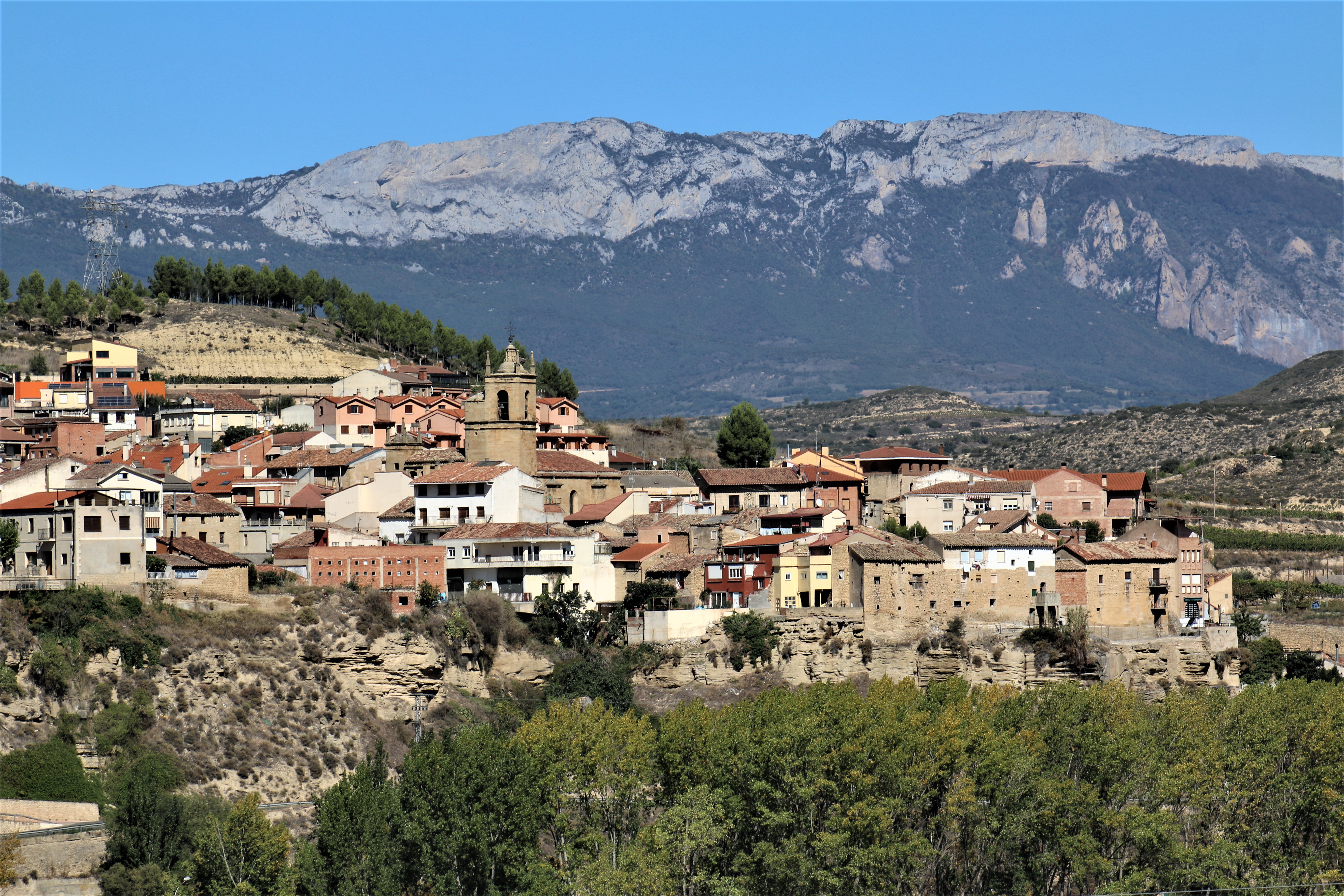 Lapuebla de Labarca herria; atzean Toloño. José Ángel Chascoren argazkia.