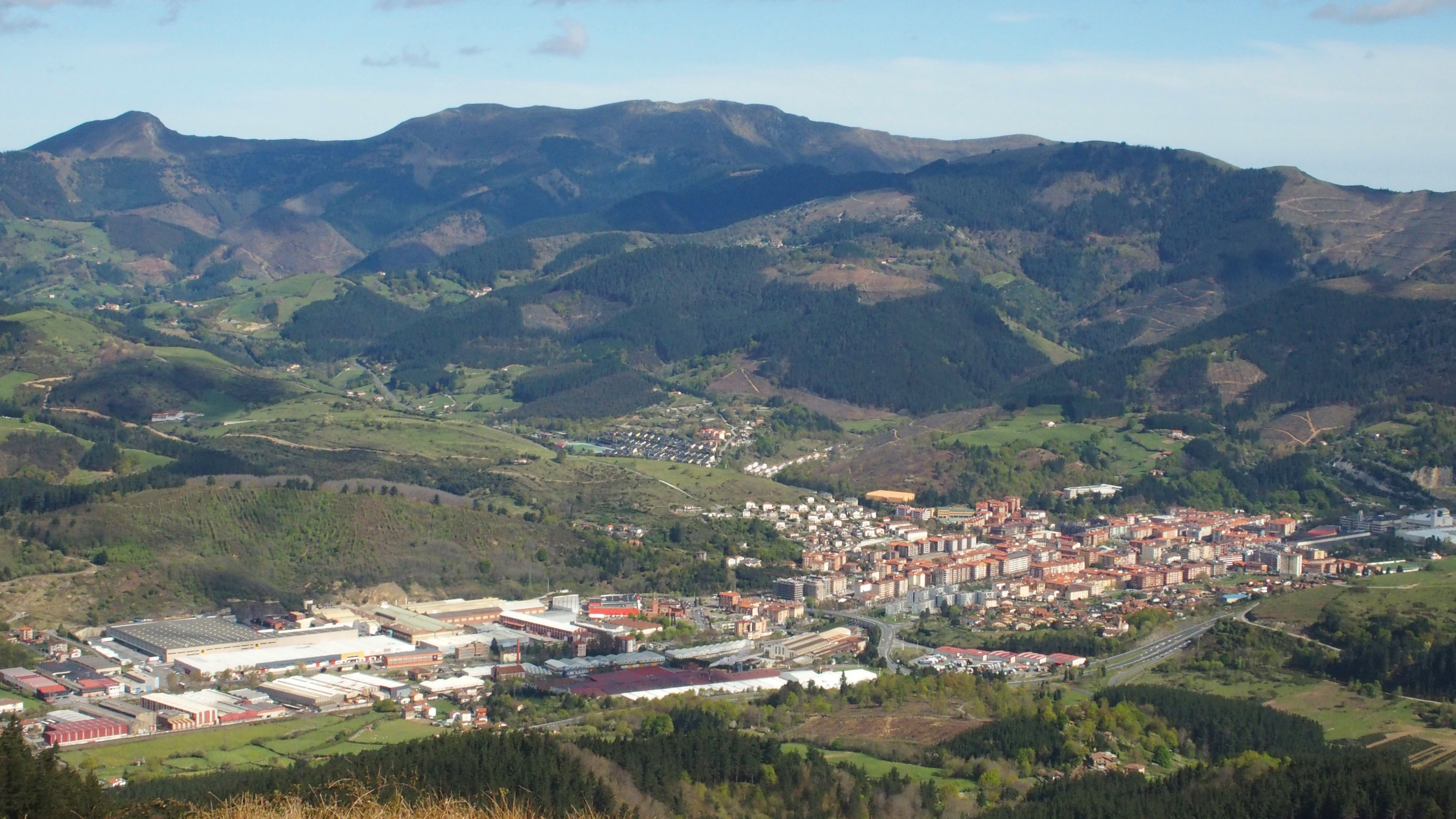 Laudio herriaren ikuspegia, Orozkoko mugako Kukutza menditik. Felix Mugurutzaren argazkia.