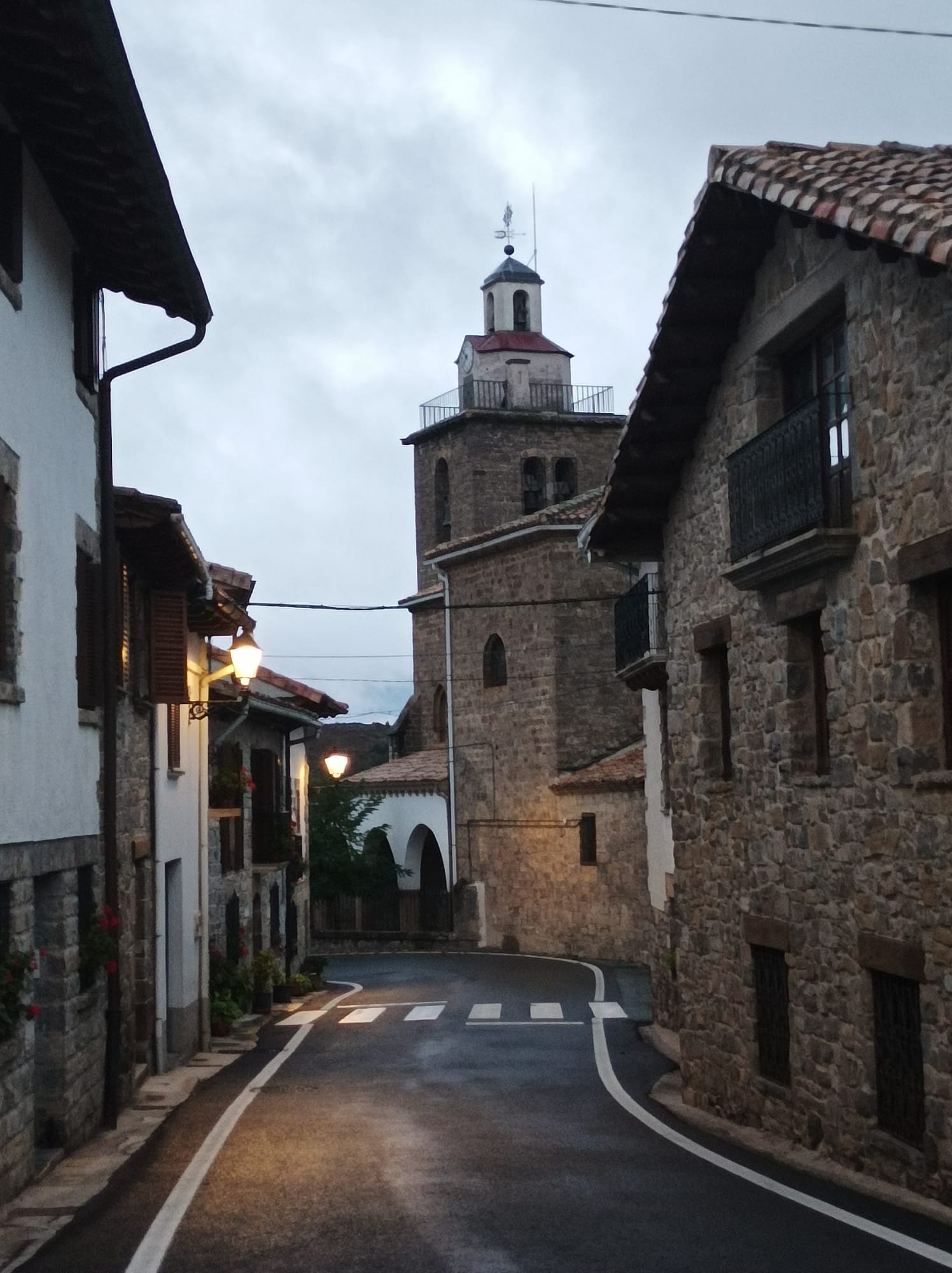 Nabaskoze. Herria eta eliza, argi hastean. Felipe Mikeleitzen argazkia.