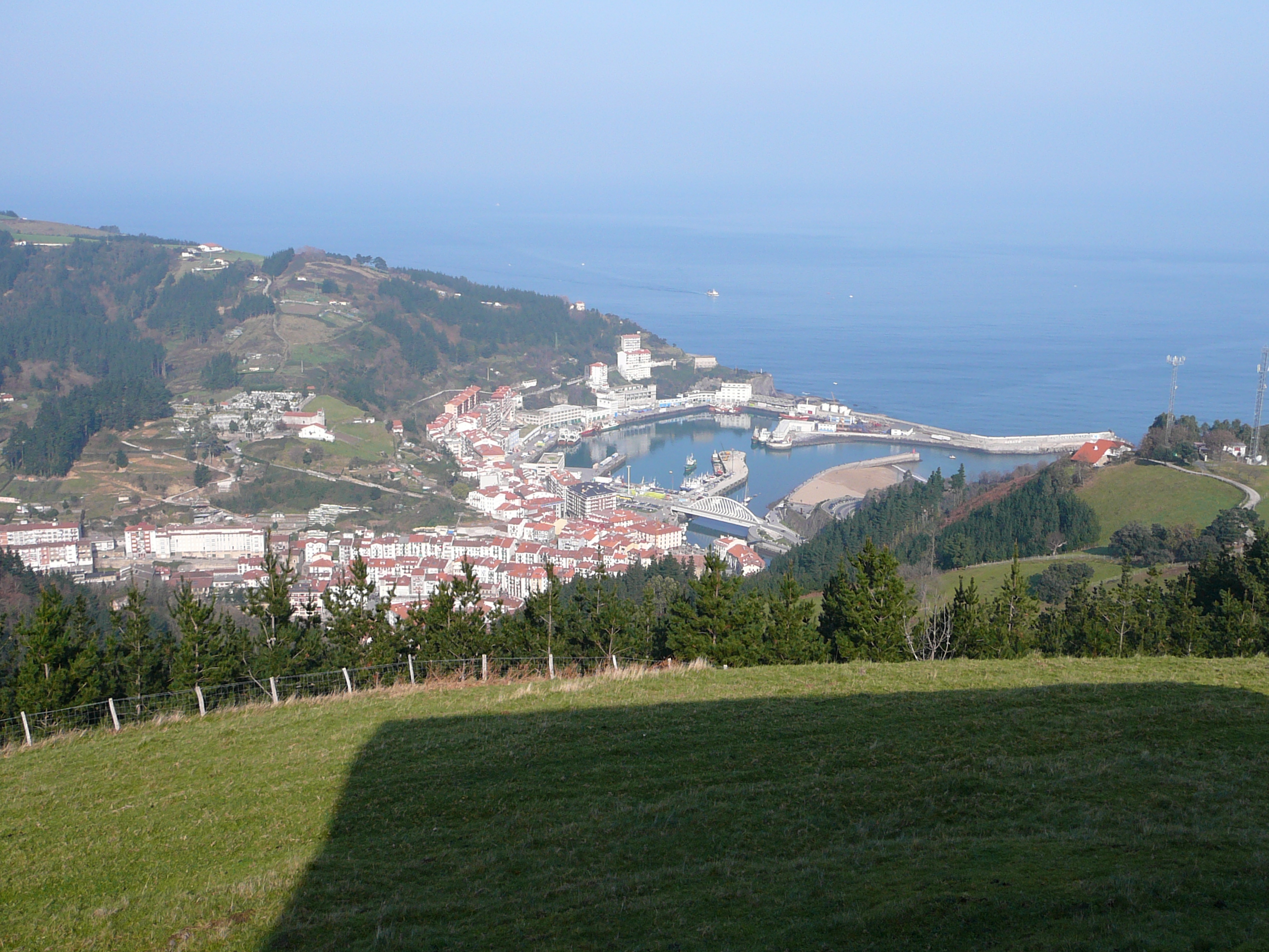 Ondarroa. Herria, portua eta hondartza. Patxi Galeren argazkia.