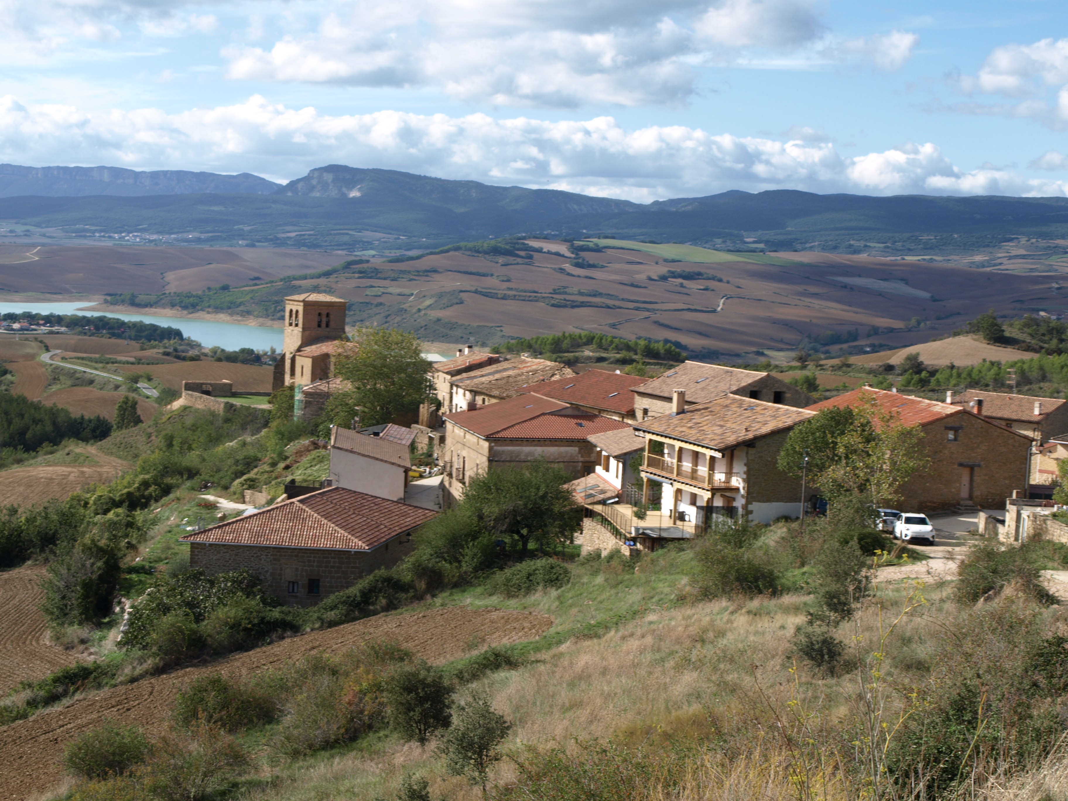 Garisoain herria. Behean Allozko urtegia eta gibelean Urbasa. P. Salaberriren argazkia.