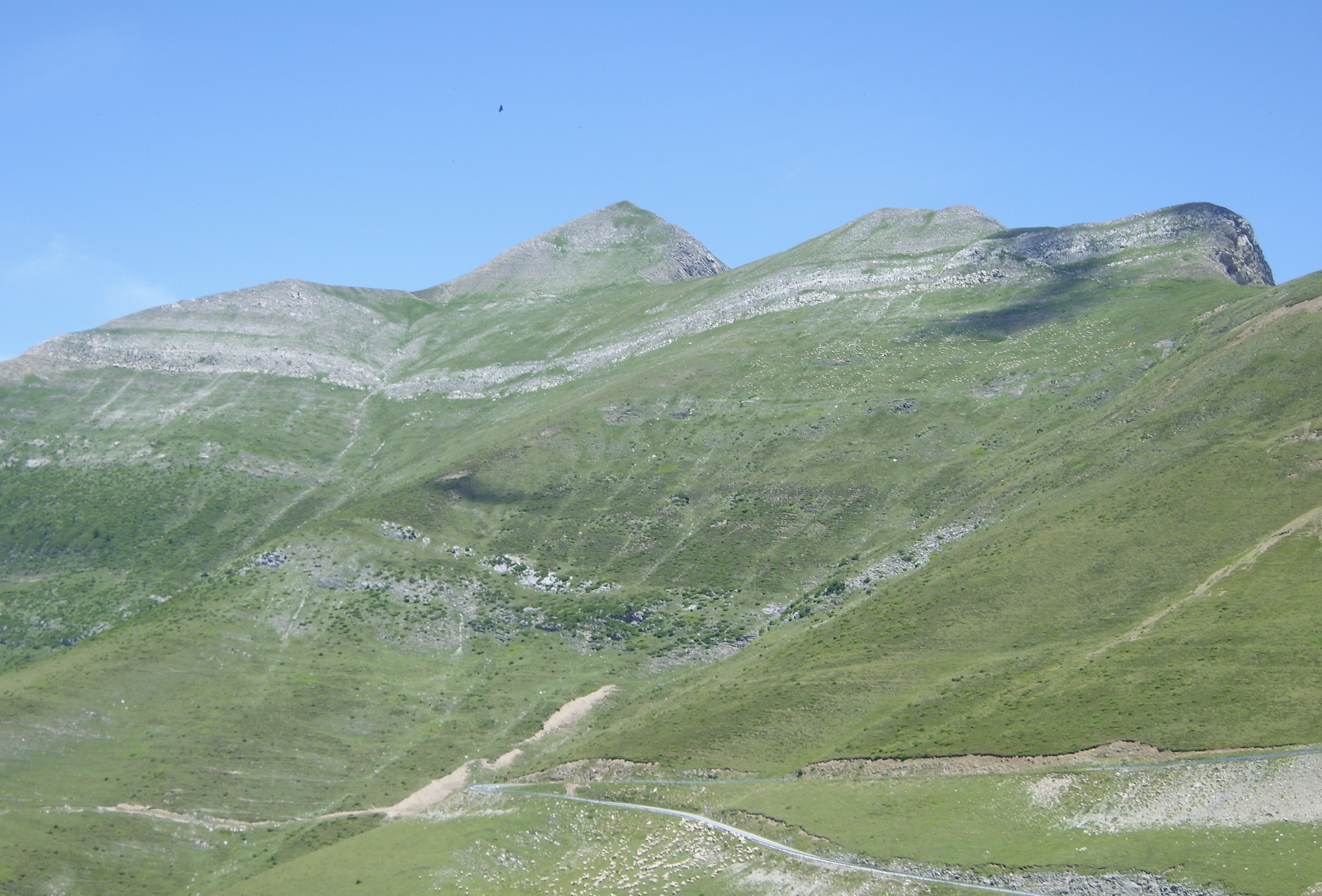 Orhi eta Orhitxipia, mendiaren beheitiko aldetik. Peio Kamino Kaminondoren argazkia.