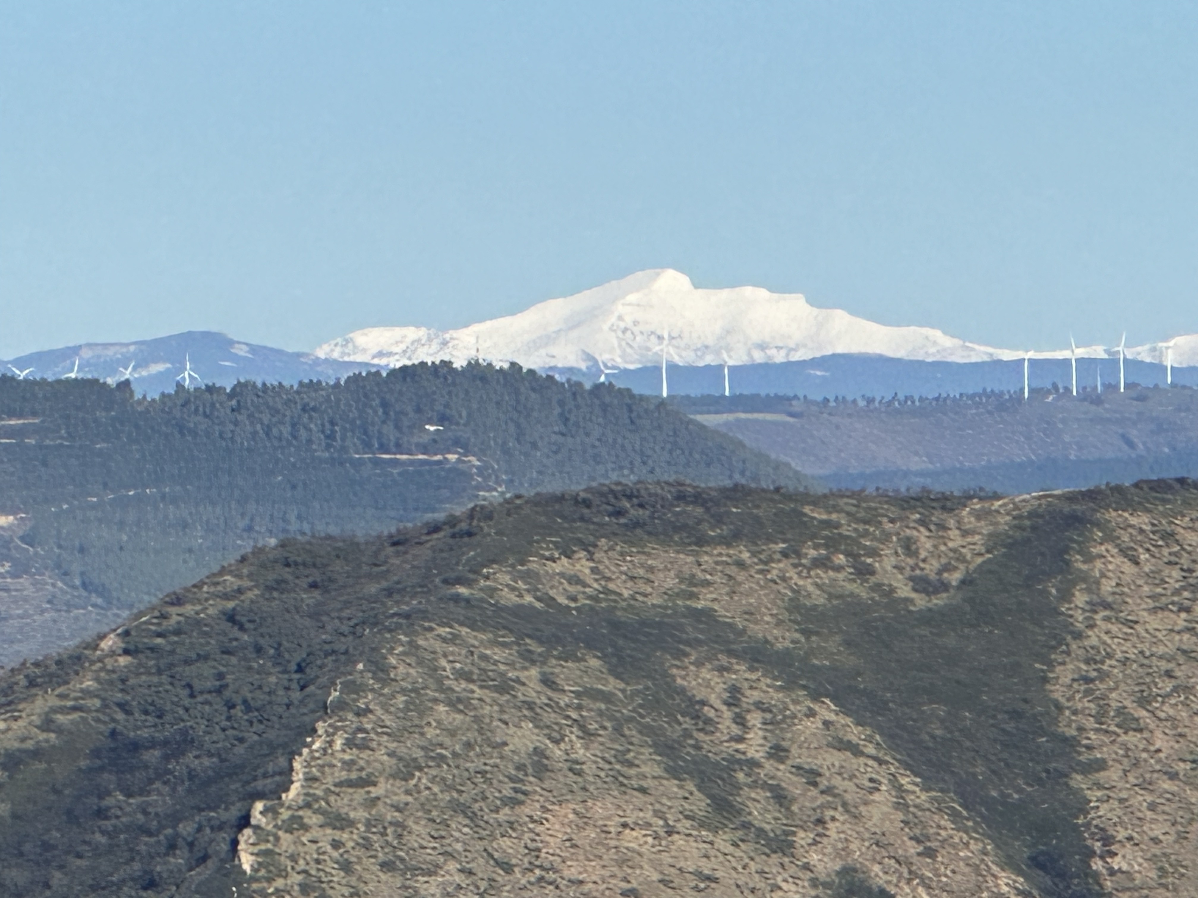 Orhi eta Orhitxipia elurpean, Arangoitiren gibeleko aldean, Uxuetik. Patxi Salaberriren argazkia.