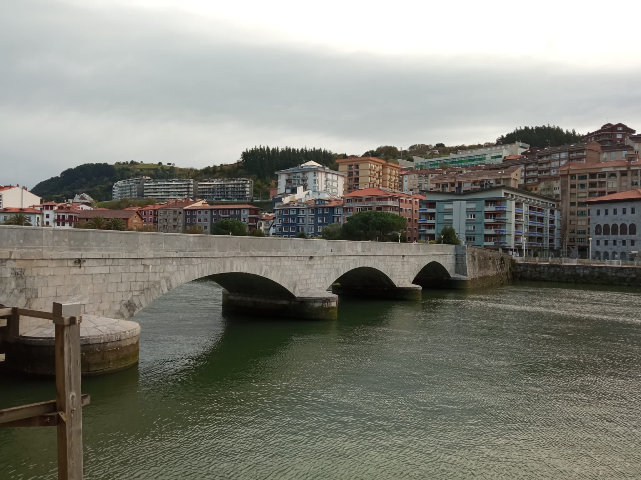 Deba ibaia itsasoratzen den tokian, herriaren parean. Beñat Eskuderoren argazkia.