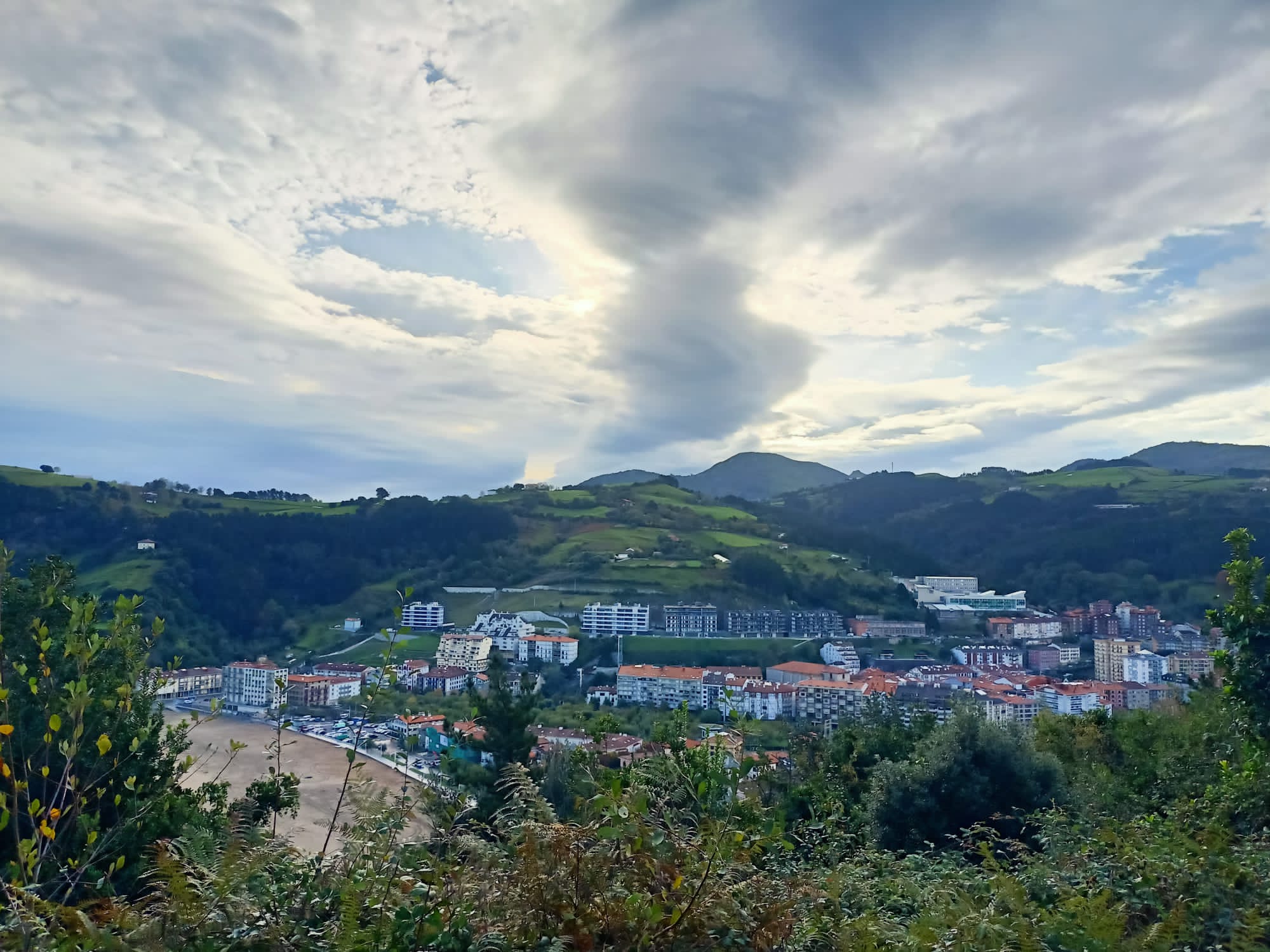 Deba herria eta Santiago hondartza. Beñat Eskuderoren argazkia.