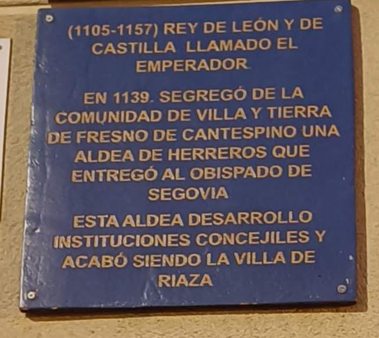 Placa en la plaza de la villa de Riaza.  La aldea de herreros primitiva se convirtió en villa. Foto de E. Nieto Striano