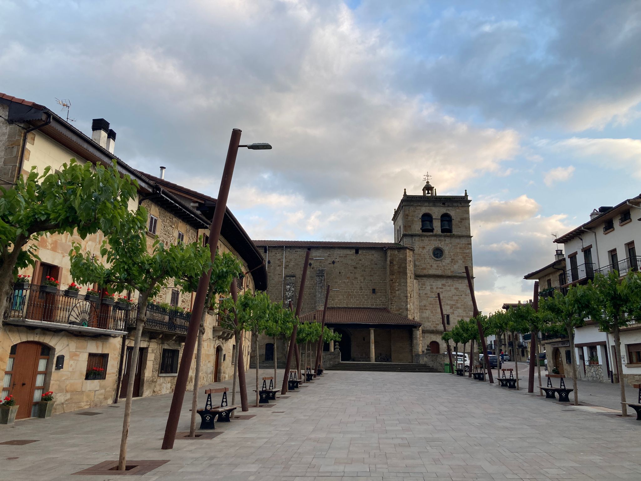 Lakuntzako Salbatore eliza eta plaza nagusia. Ekaitz Santaziliaren argazkia.