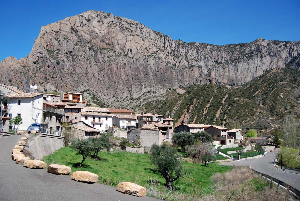 Sopeira, con la peña de Sant Cugat al fondo (fuente: https://www.casabernat.es/actividades/cultura/monaterio-de-alaon-en-sopeira/).