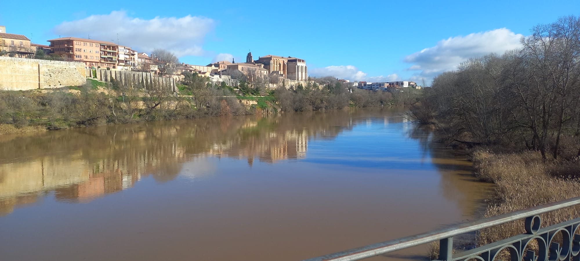 El Duero a su paso por Tordesillas,  en una loma y protegida por el ancho río  (foto de E. Nieto Ballester,  20.01.2023)