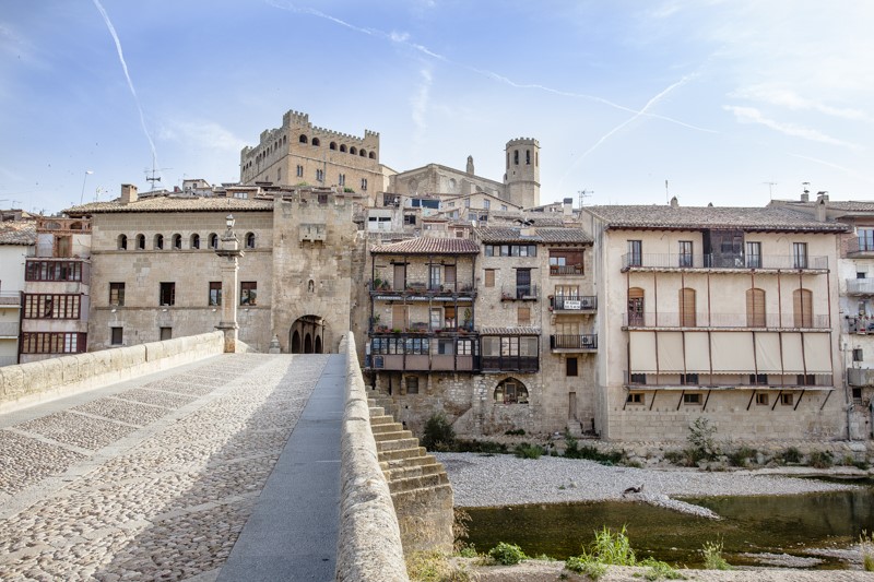 Entrada a Vall-de-roures/Valderrobres, con el castillo y la iglesia al fondo (fuente: https://www.lospueblosmasbonitosdeespana.org/aragon/valderrobres/).