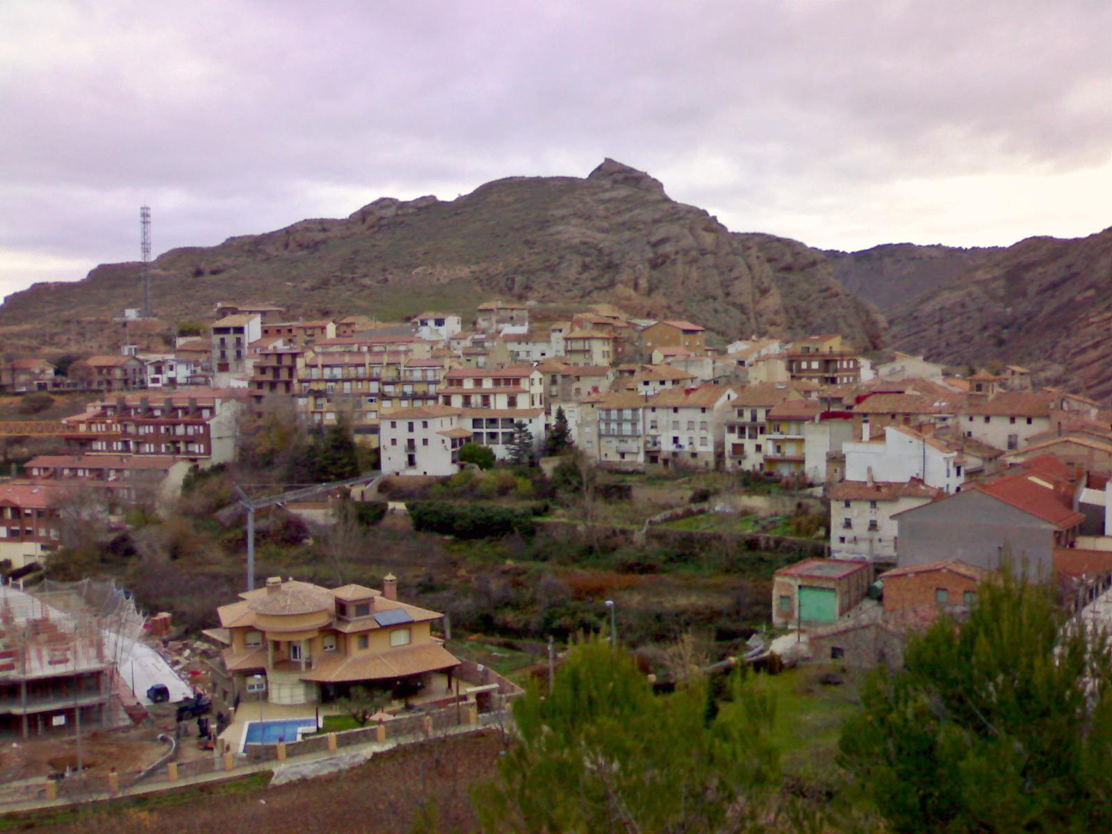 Vista general de Viguera, con la peña al dorso.