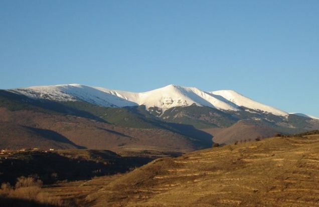 El Moncayo, en el centro, es la cima más alta; los otros dos son el Ocejón (mediana) y el Alto Rey (la más baja).